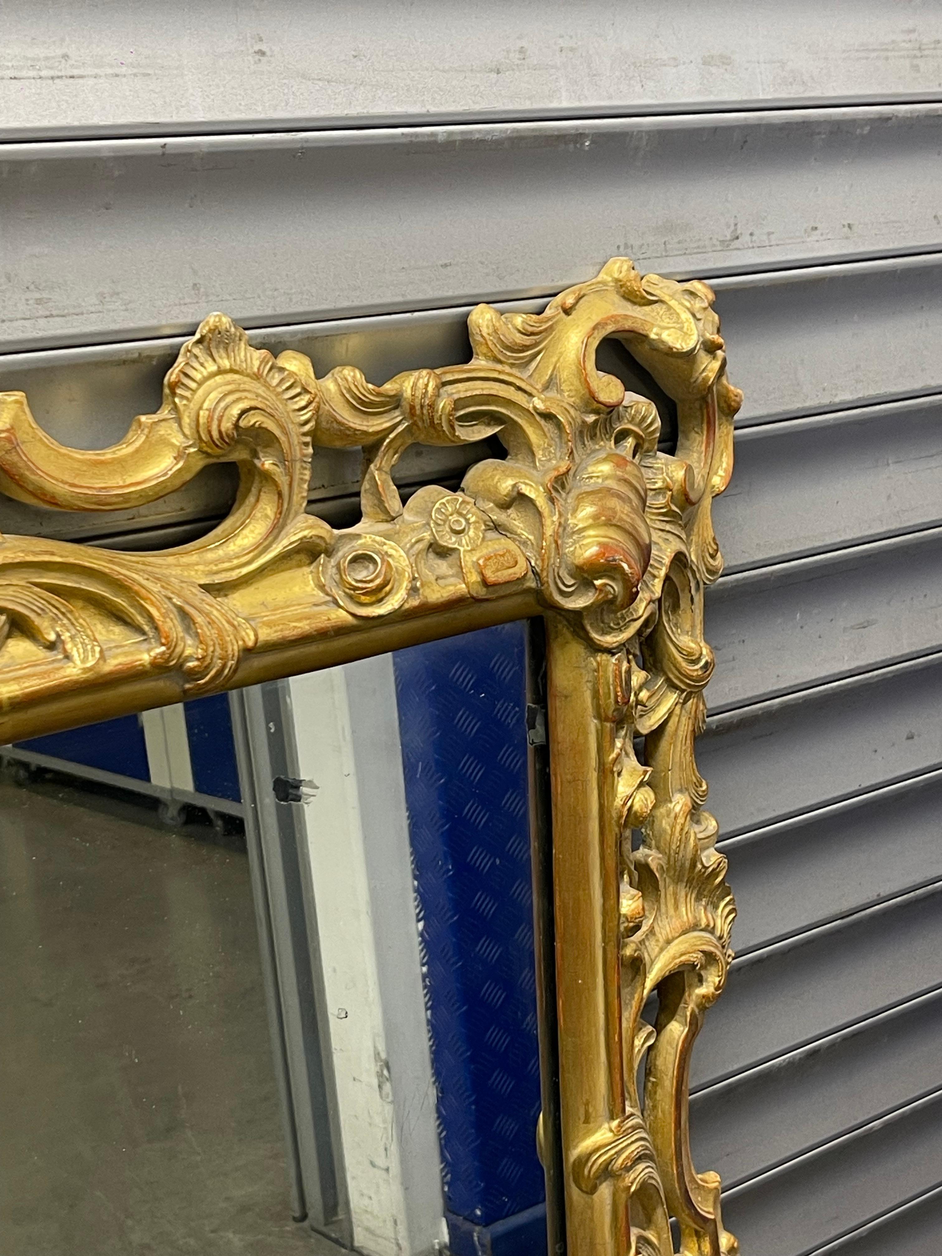 Legno Specchio rococò del XIX secolo in legno intagliato a mano e dorato in vendita