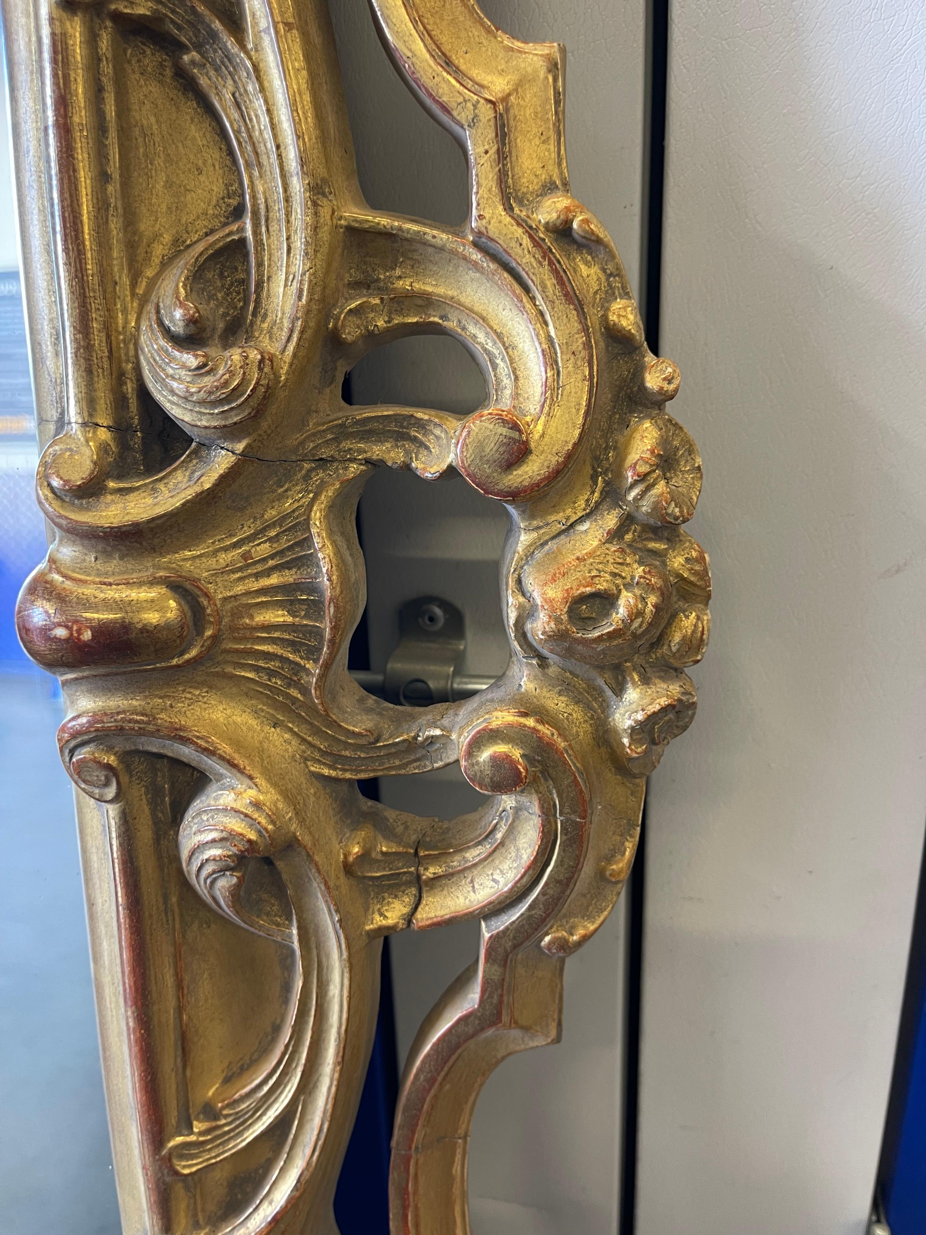 Specchio rococò del XIX secolo in legno intagliato a mano e dorato in vendita 2