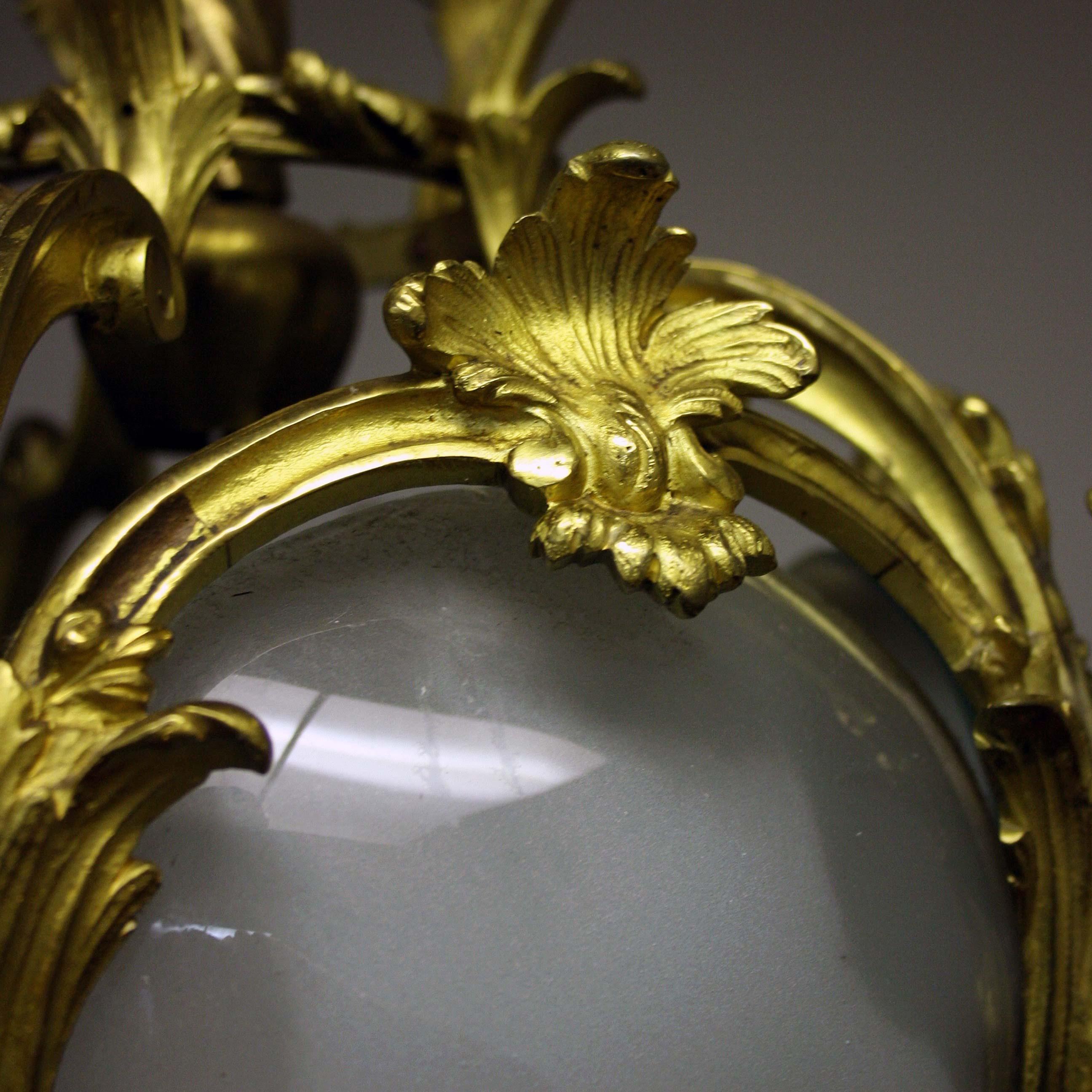 Vergoldete Bronzelaterne aus dem 19. Jahrhundert mit originalem, undurchsichtigem Glas im Rokoko-Stil.

Die Leuchte benötigt eine Beleuchtungsfassung und eine Verkabelung.
 