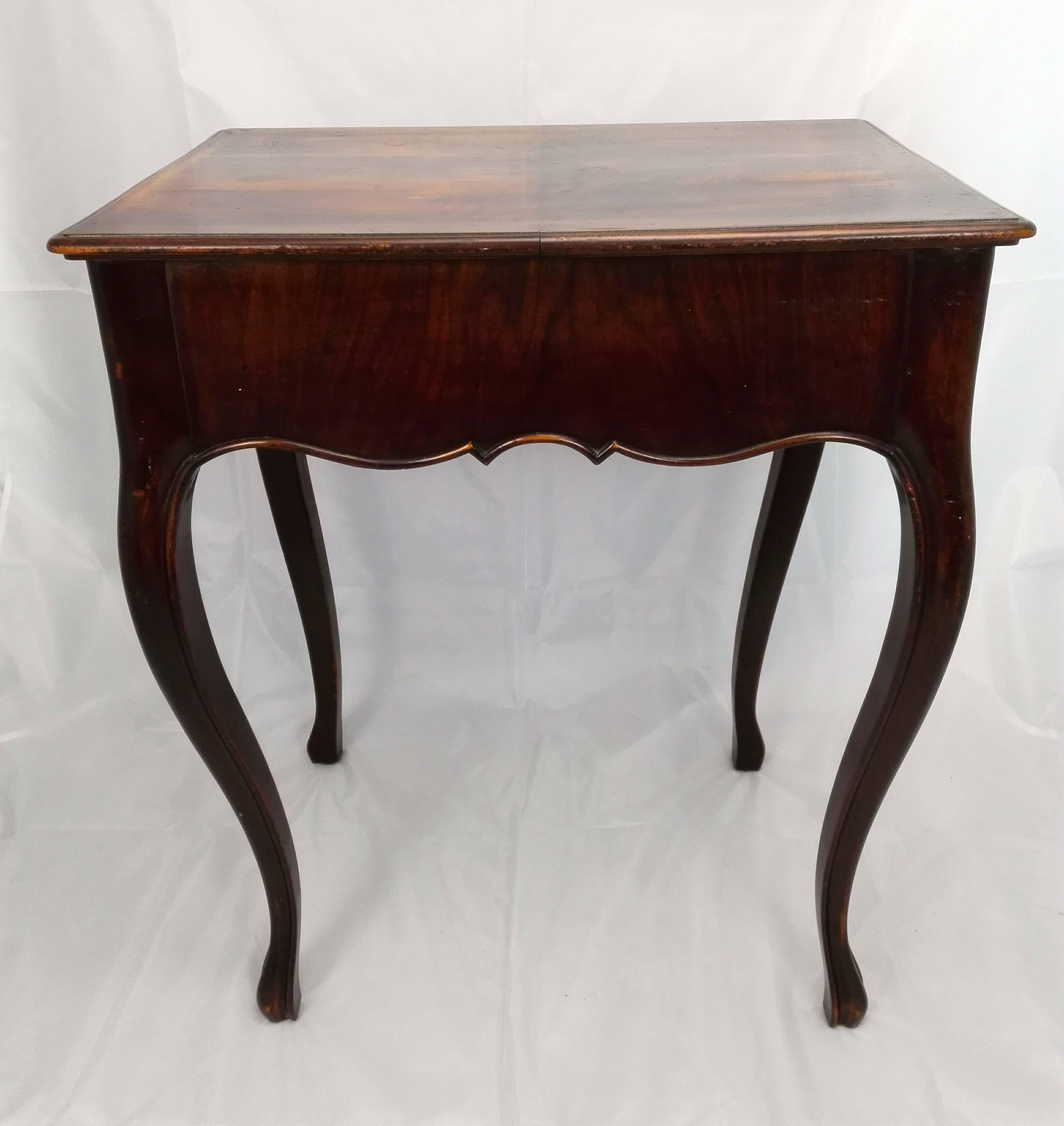 Small in very good original condition, is this side or end table. Wonderfully carved legs and two drawers, as well as profiled, original preserved plate. The original preserved shellac surface has a fantastic but calm aura.
The proportions are also