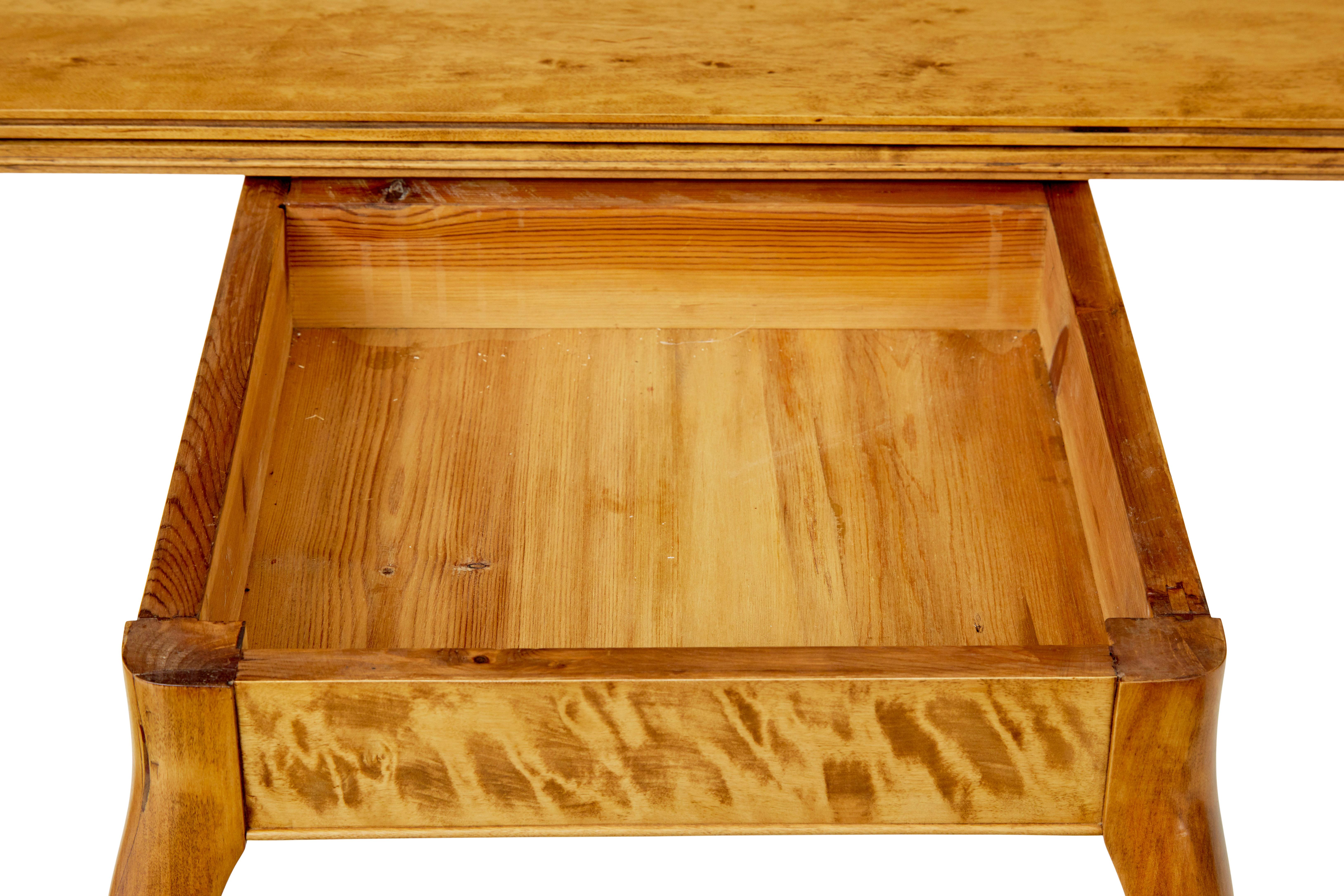 Table à thé suédoise en bouleau de style rococo du 19ème siècle en vente 2