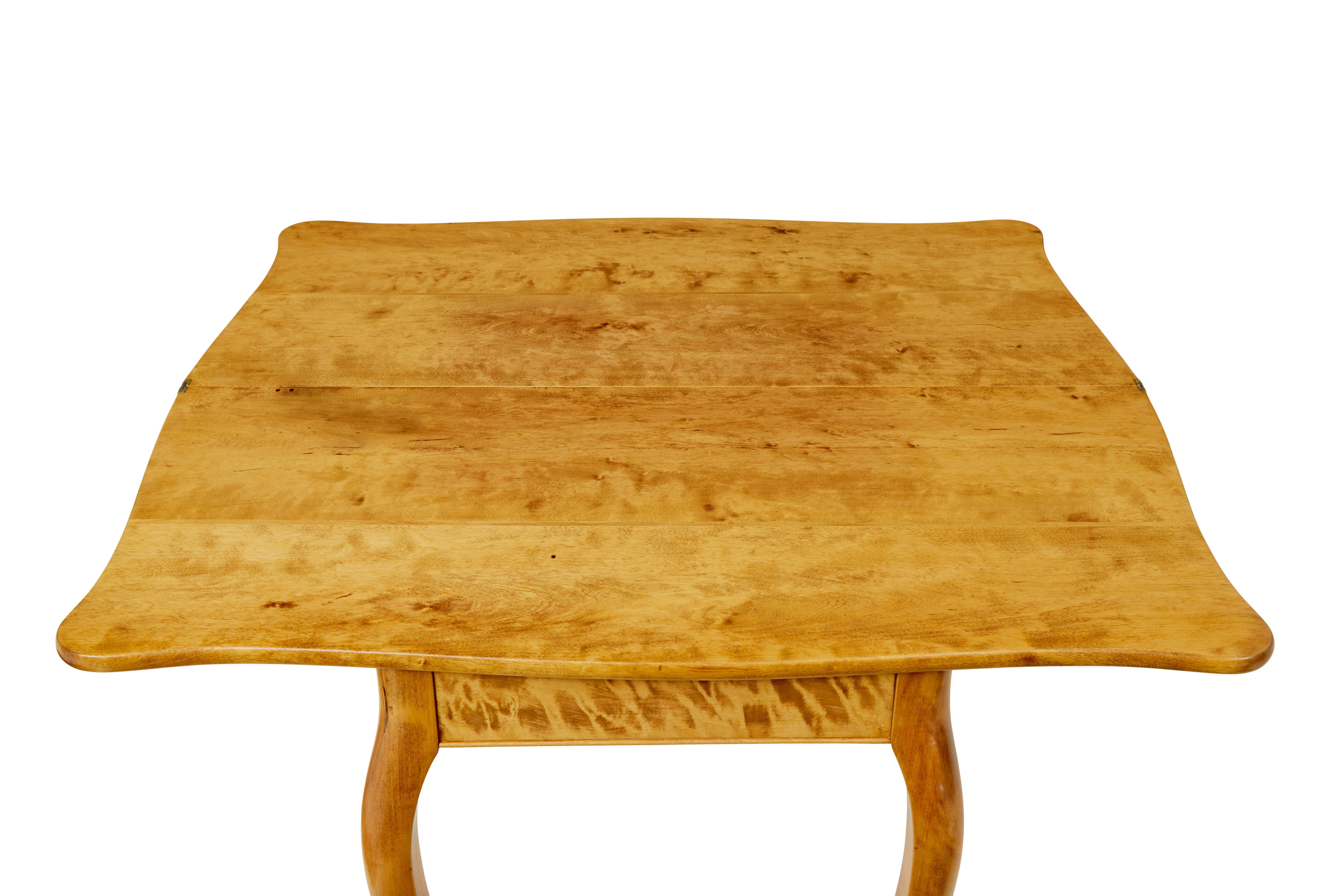 Table à thé suédoise en bouleau de style rococo du 19ème siècle en vente 3