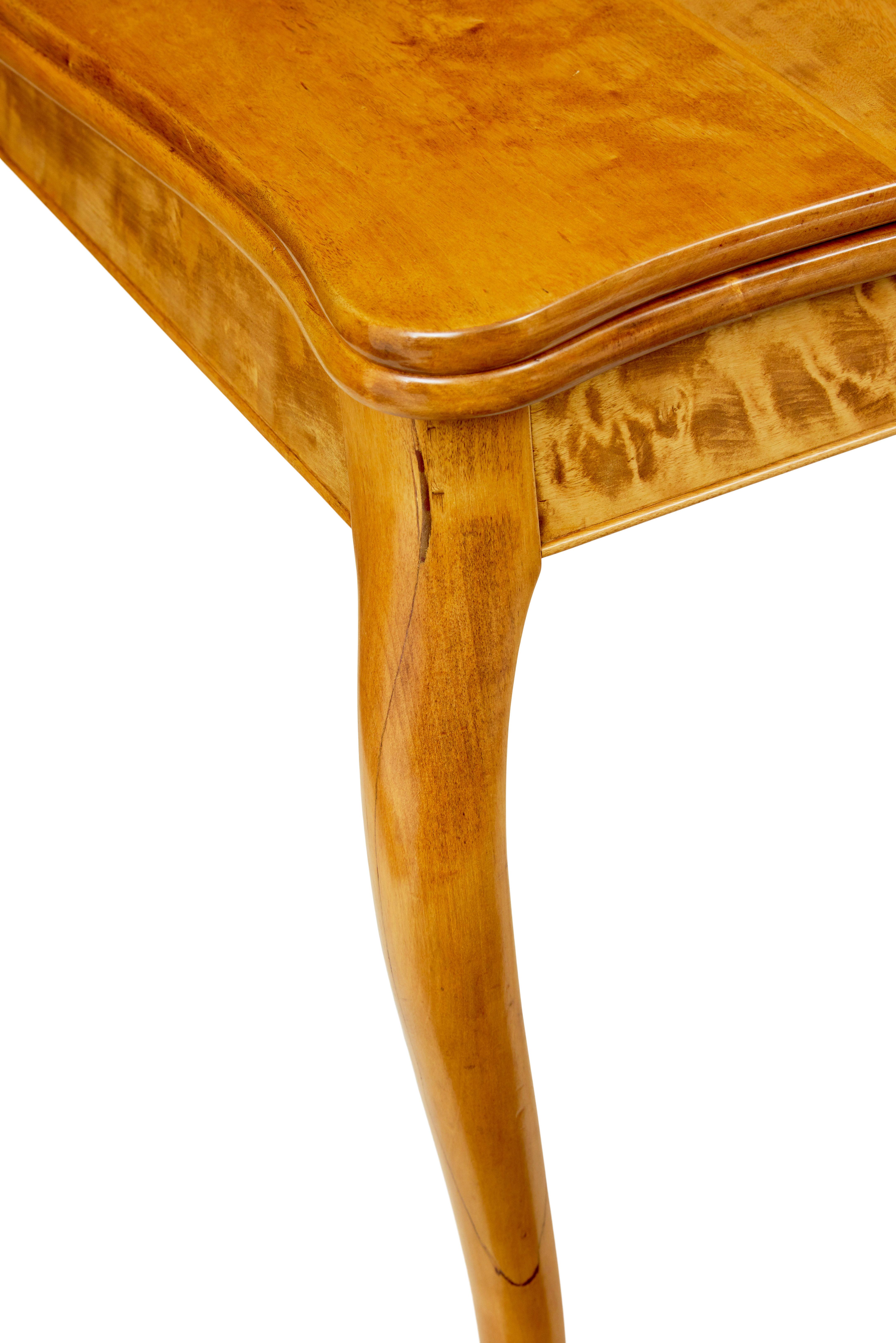 Table à thé suédoise en bouleau de style rococo du 19ème siècle en vente 4