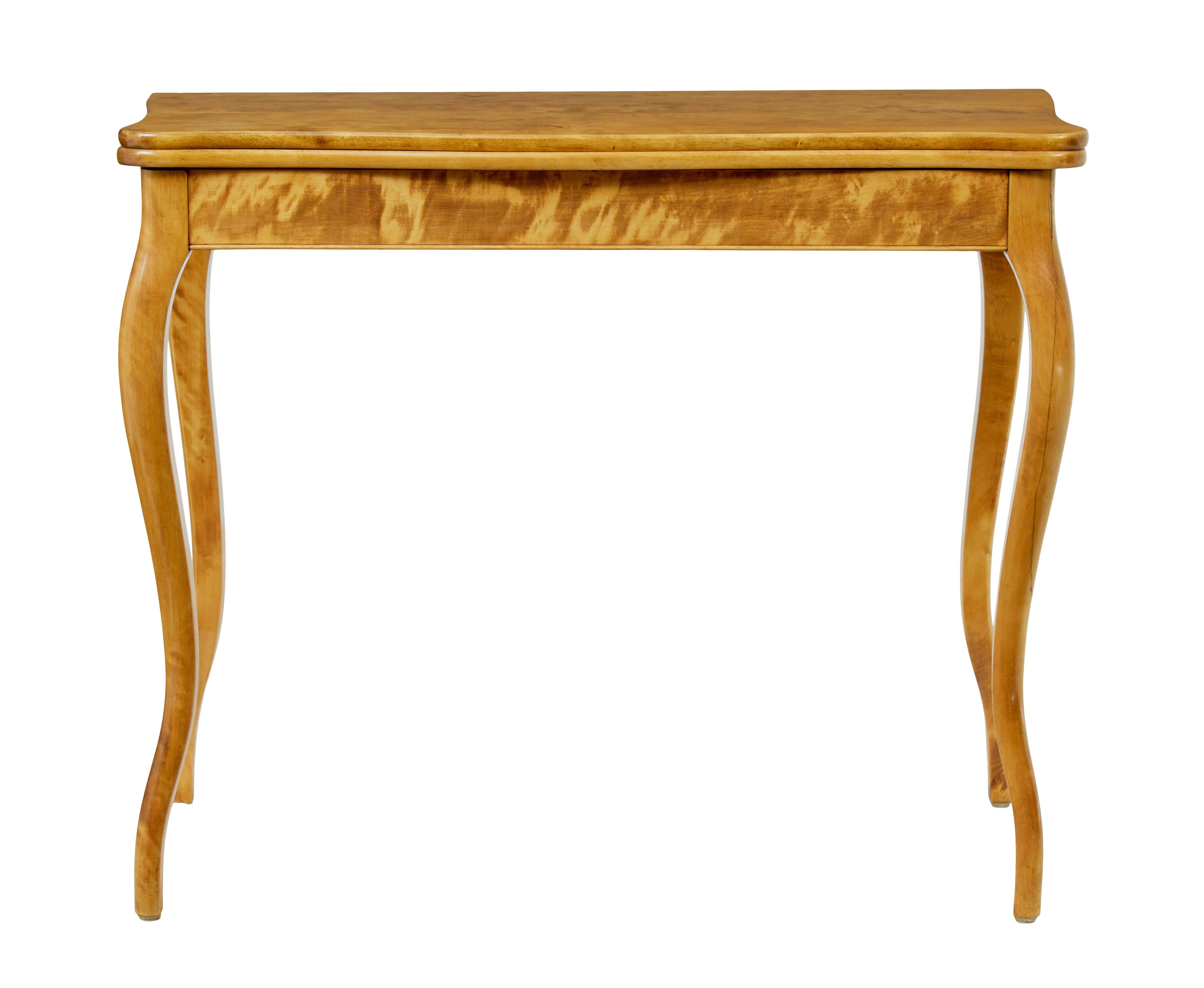 Table à thé en bouleau suédois de style néo-rococo du 19e siècle, vers 1890.

Table à thé pliante suédoise en bouleau, élégante et de belle qualité.  Surface supérieure façonnée qui se tord et s'ouvre pour former une surface presque carrée. 