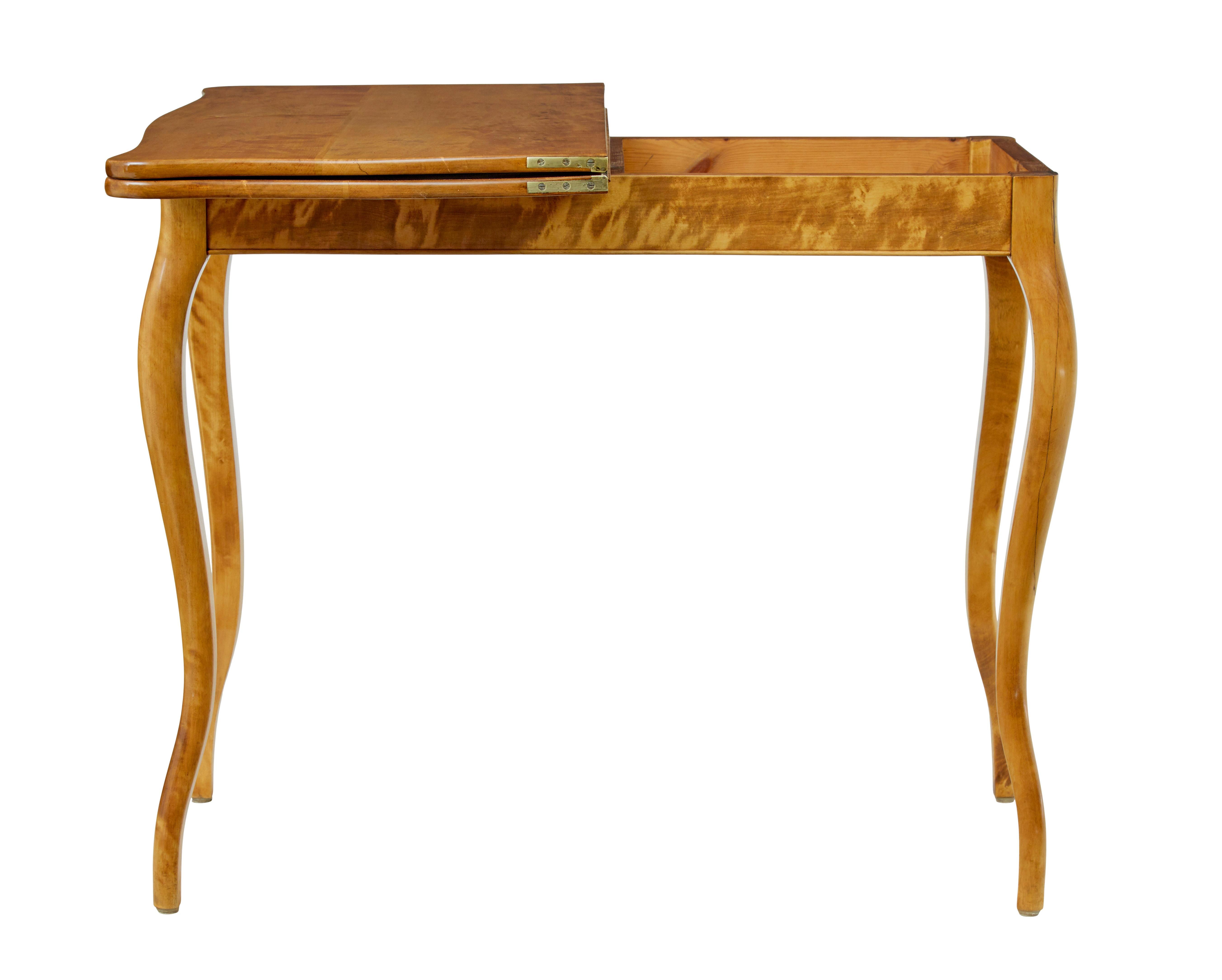 Néo-rococo Table à thé suédoise en bouleau de style rococo du 19ème siècle en vente