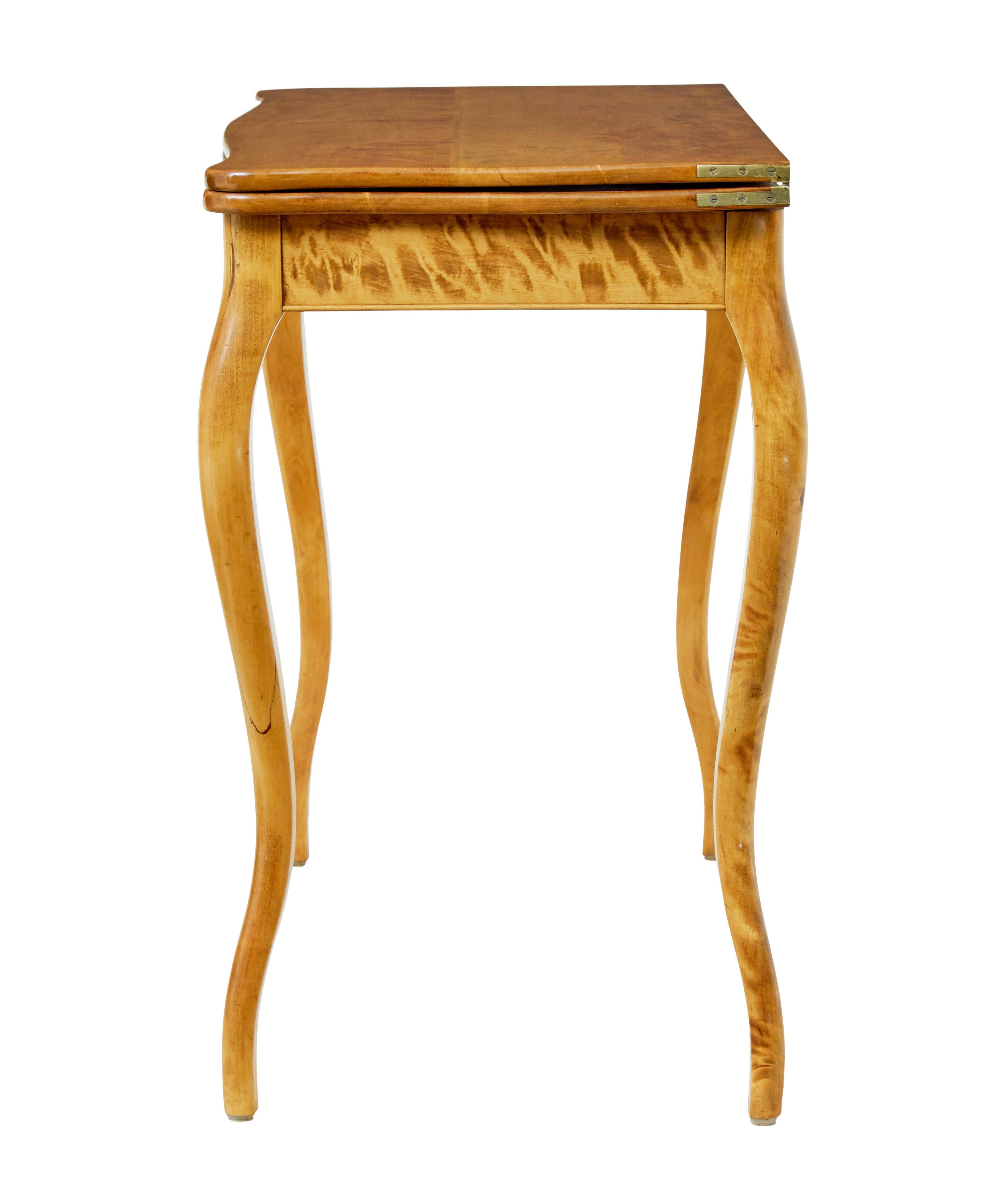 Sculpté à la main Table à thé suédoise en bouleau de style rococo du 19ème siècle en vente
