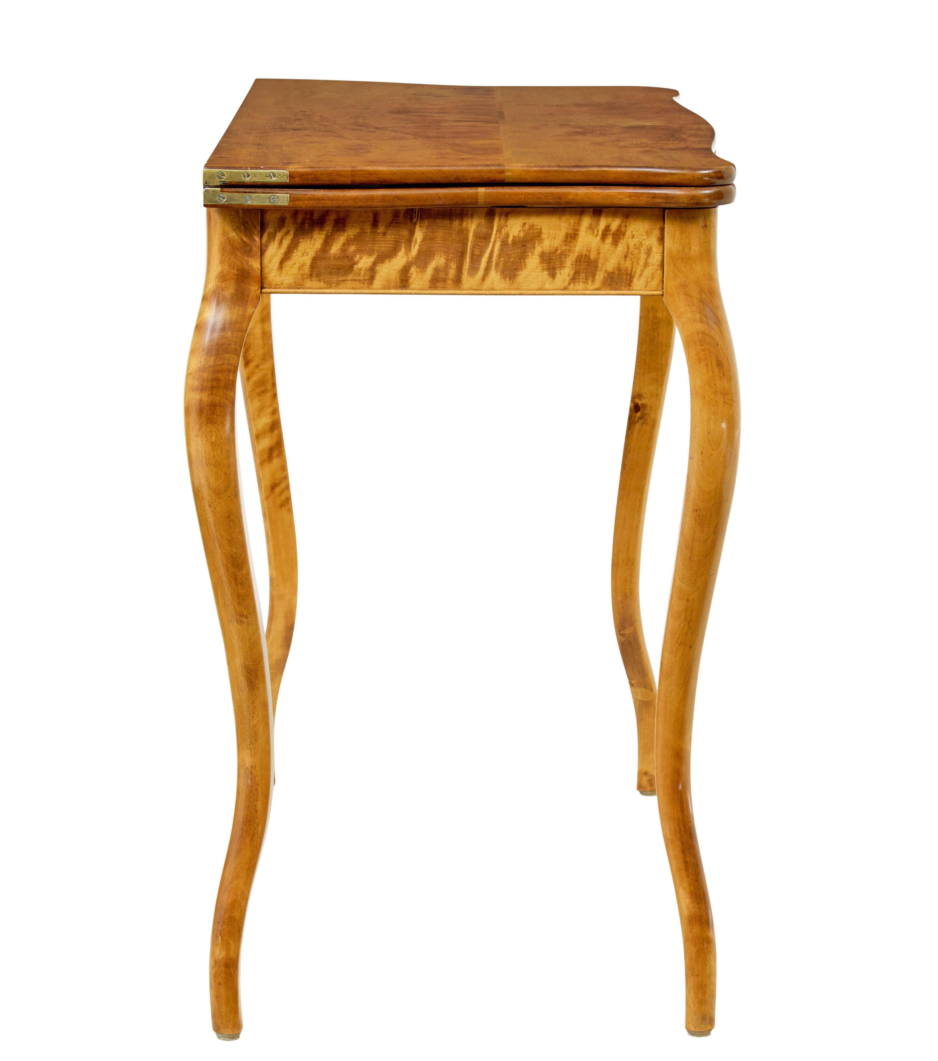Table à thé suédoise en bouleau de style rococo du 19ème siècle Bon état - En vente à Debenham, Suffolk
