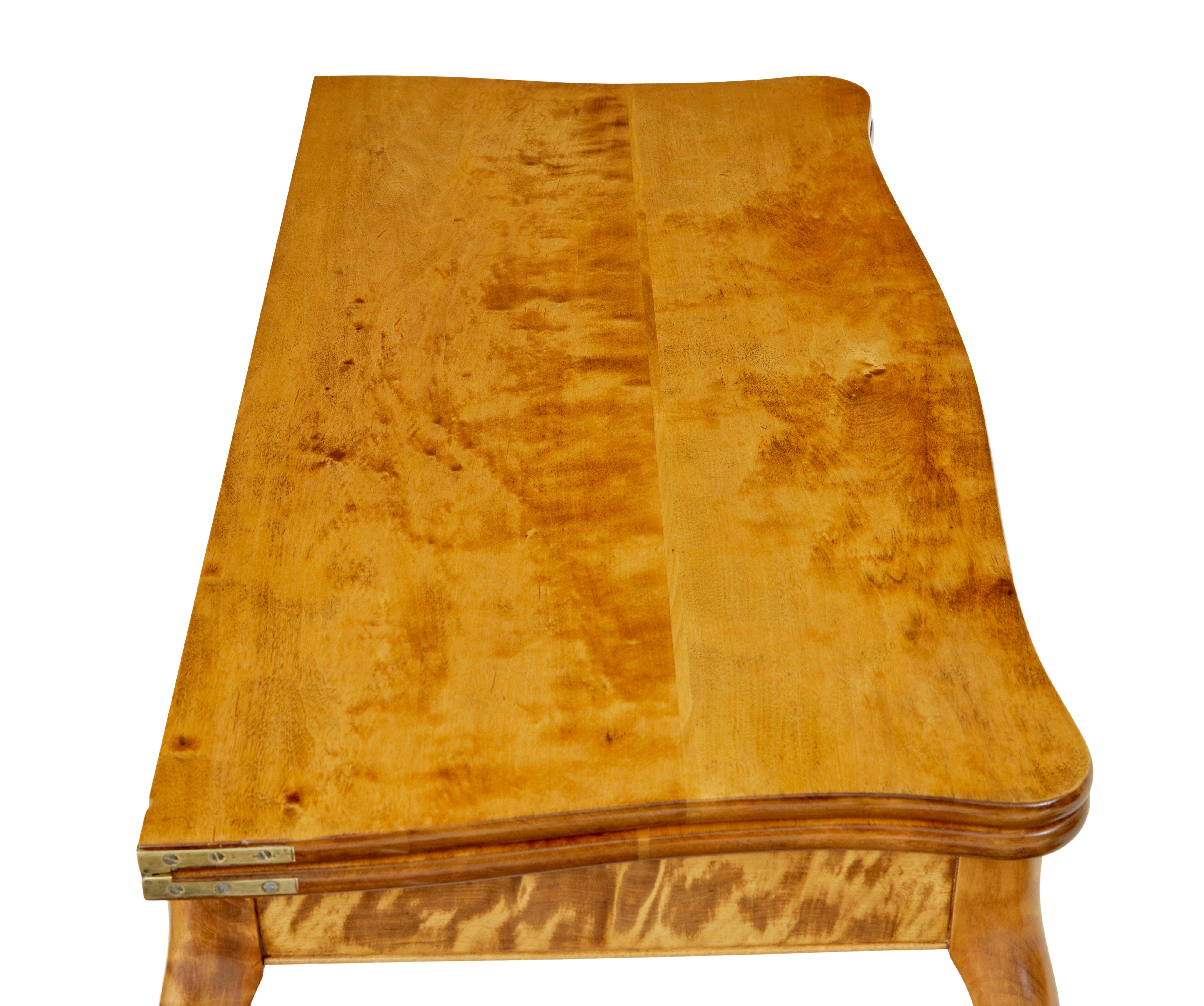 Bouleau Table à thé suédoise en bouleau de style rococo du 19ème siècle en vente