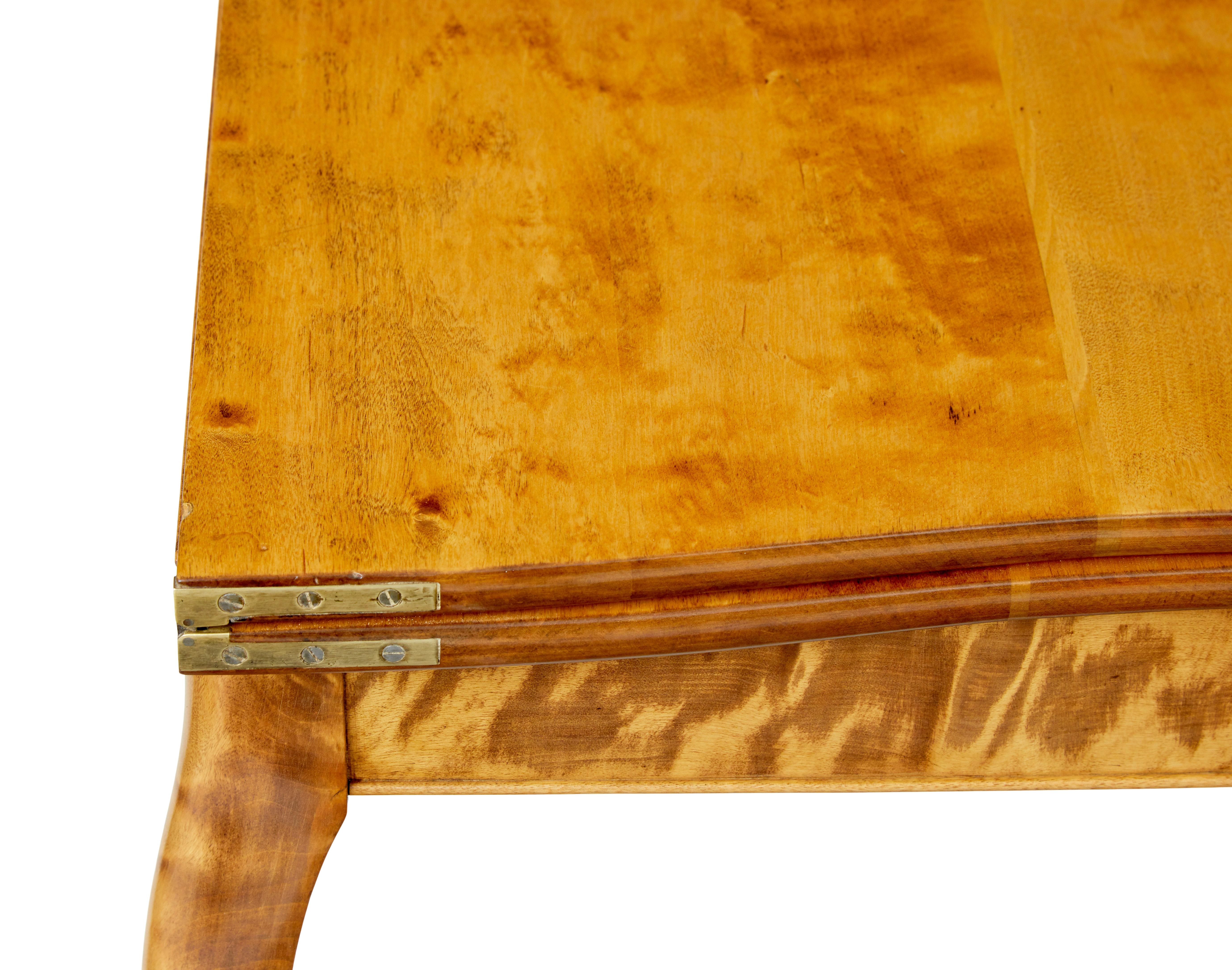 Table à thé suédoise en bouleau de style rococo du 19ème siècle en vente 1