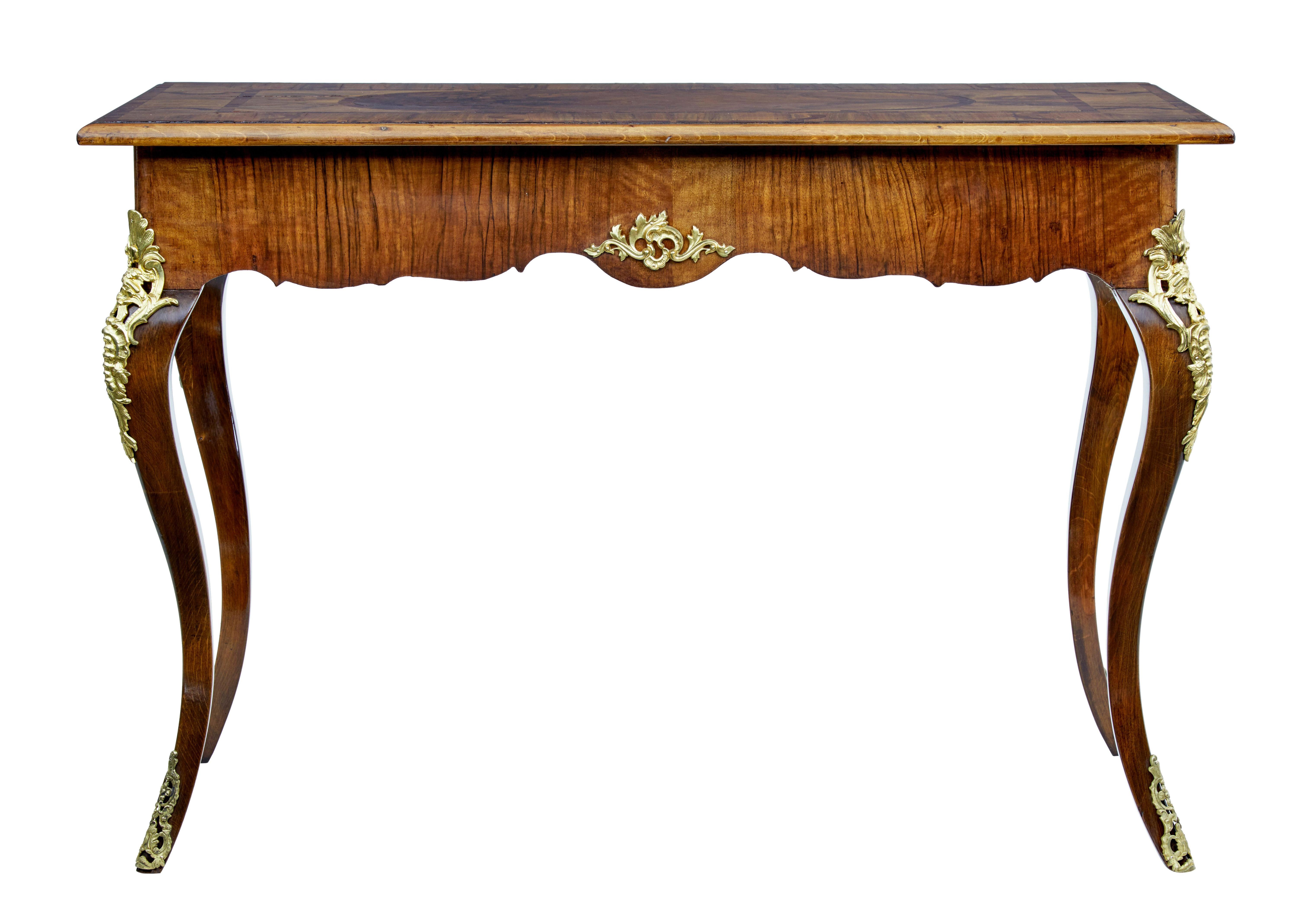 Suédois Table d'appoint en noyer et bronze doré, 19e siècle, de style Revive rococo en vente