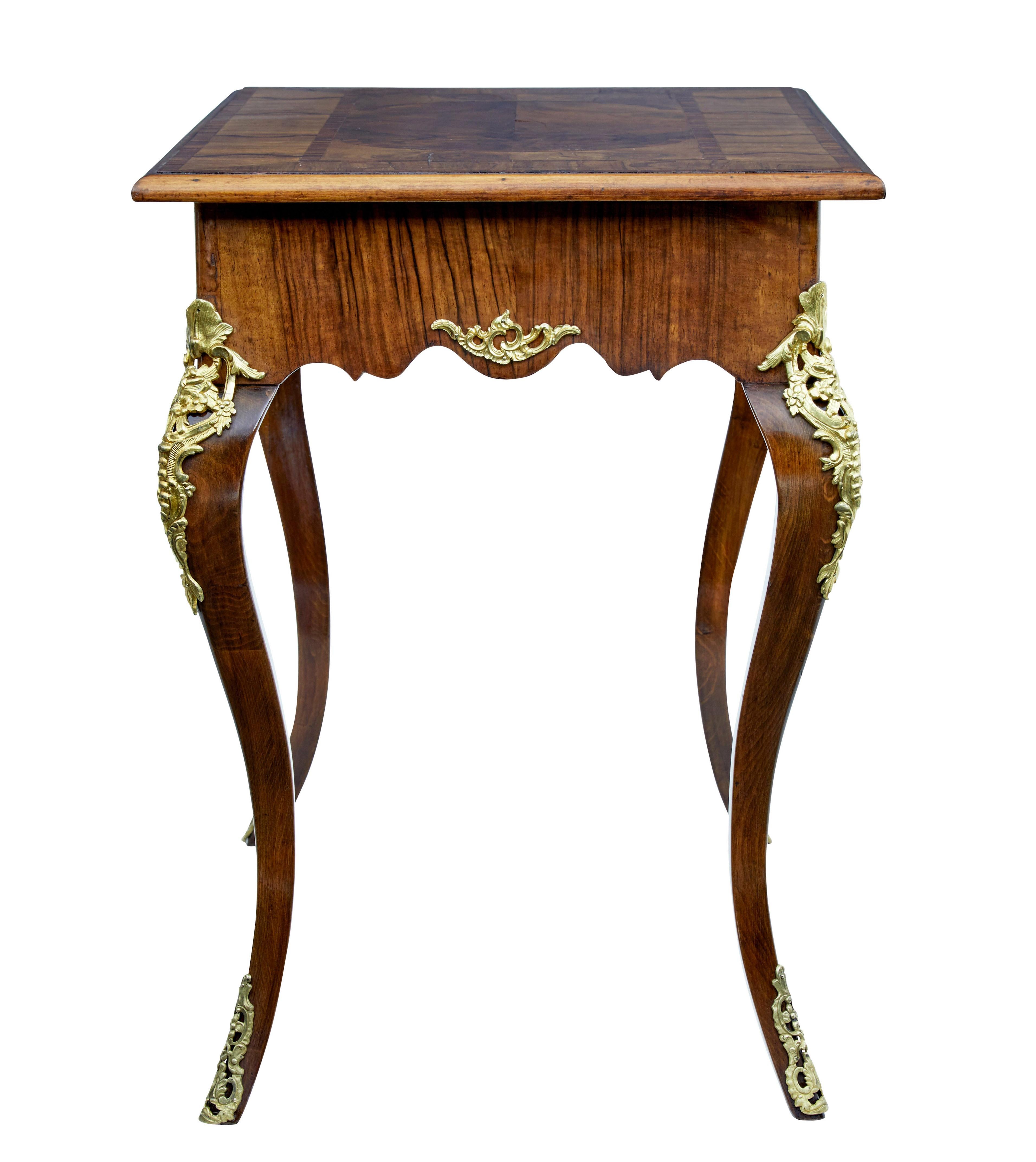 Sculpté à la main Table d'appoint en noyer et bronze doré, 19e siècle, de style Revive rococo en vente