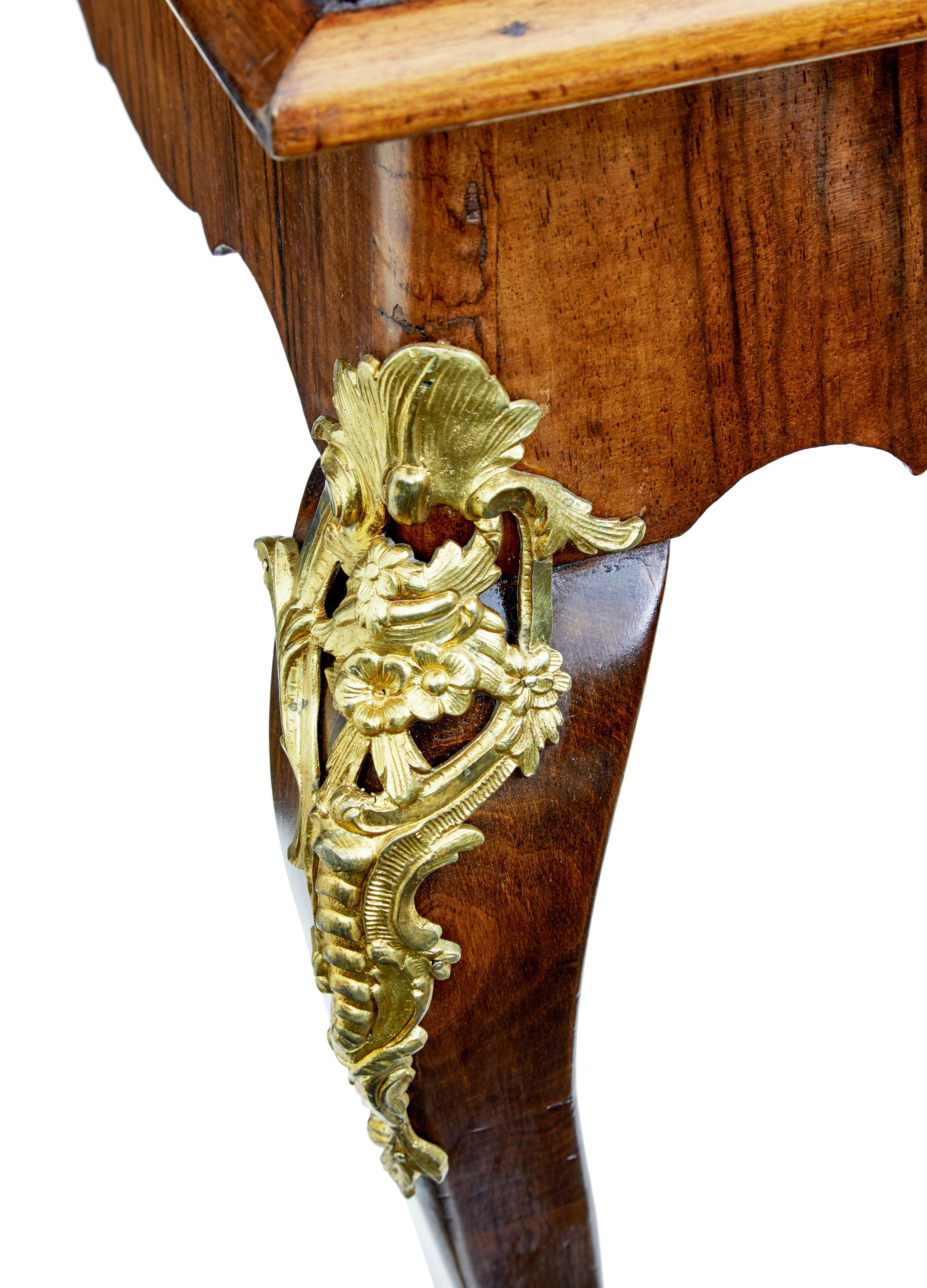 Bronze doré Table d'appoint en noyer et bronze doré, 19e siècle, de style Revive rococo en vente