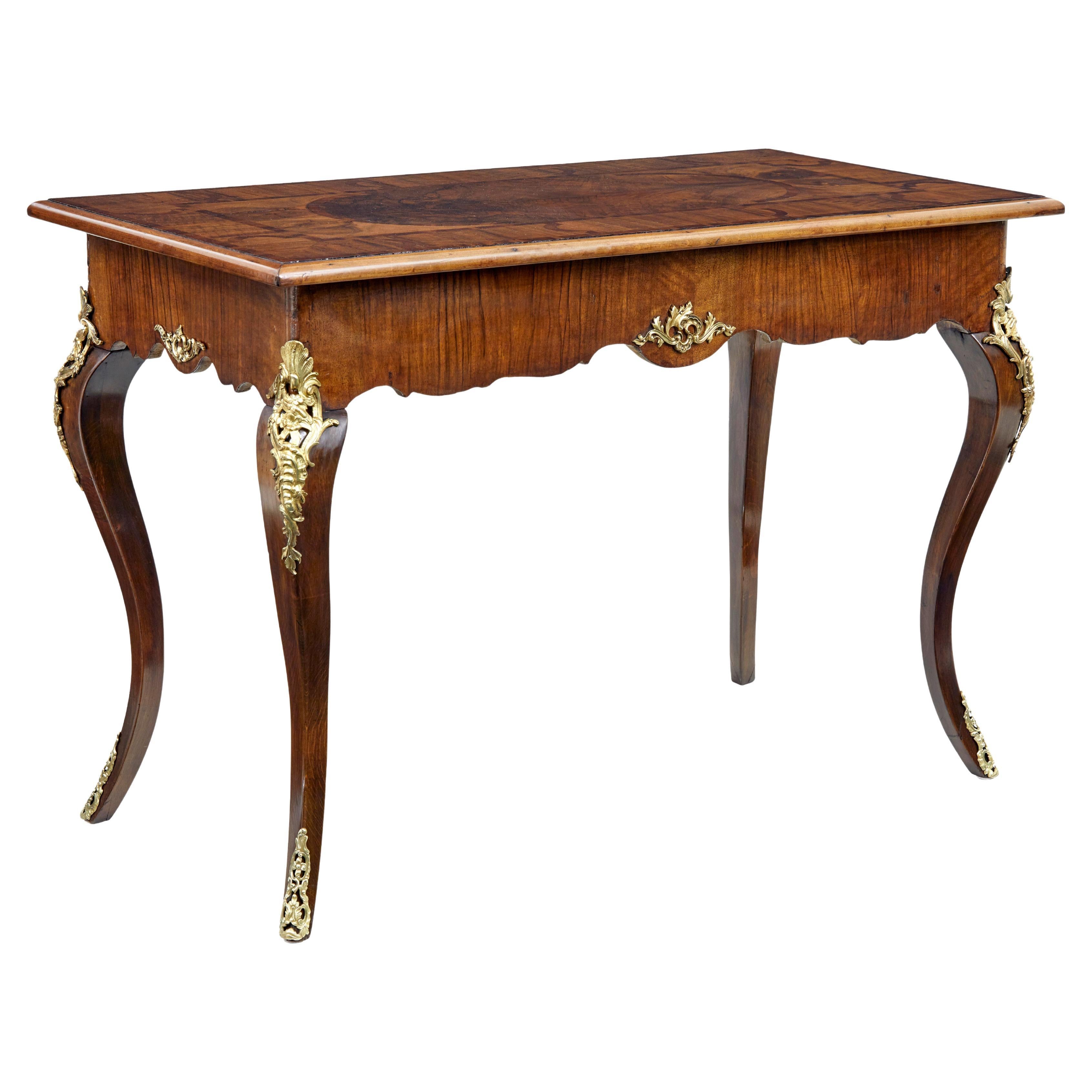 Table d'appoint en noyer et bronze doré, 19e siècle, de style Revive rococo