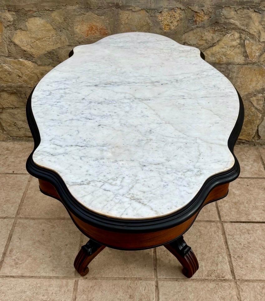 Néo-rococo 19th Century Rococo Revival Walnut Center Table with Shaped Marble Top en vente