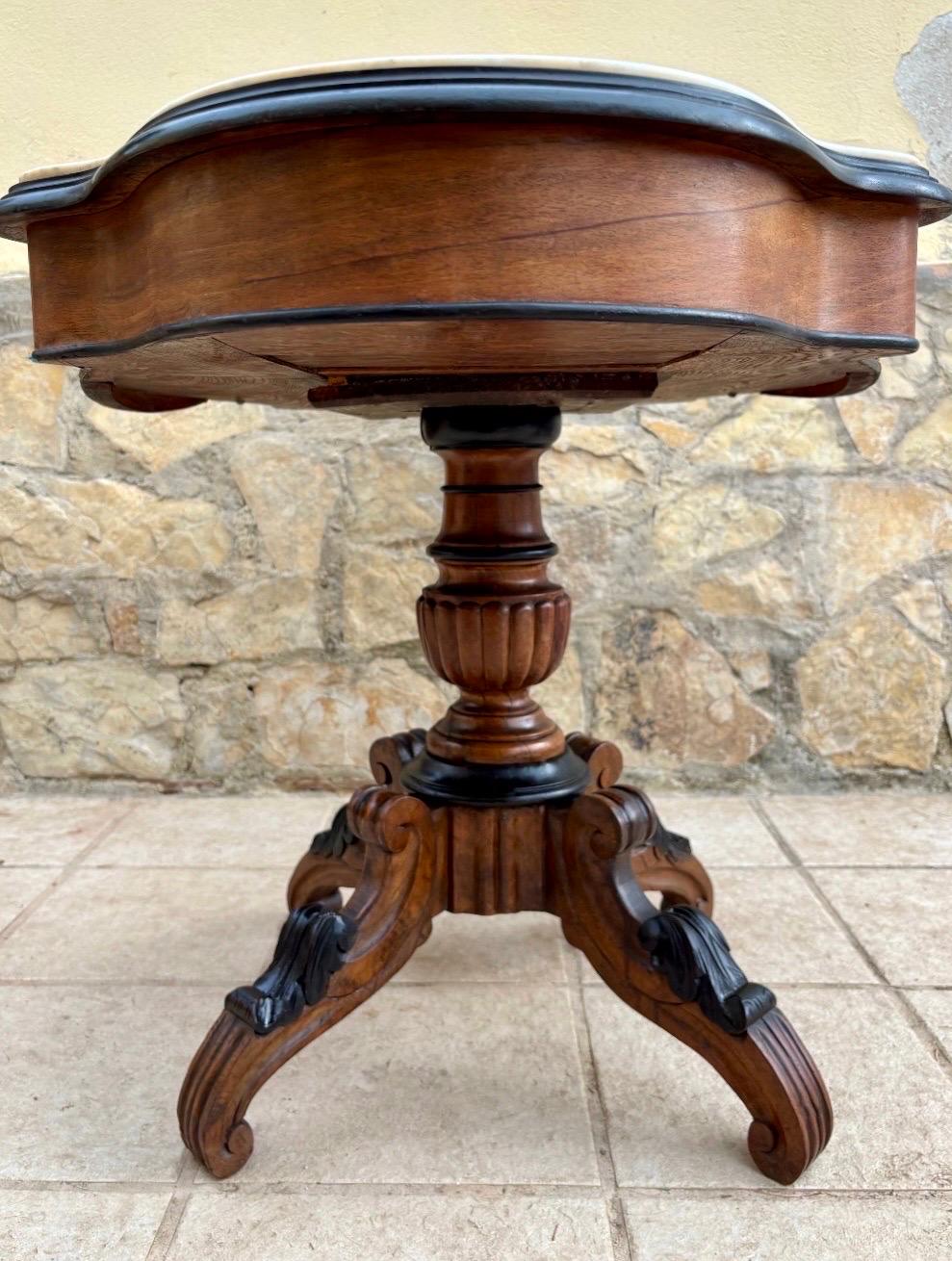 Français 19th Century Rococo Revival Walnut Center Table with Shaped Marble Top en vente