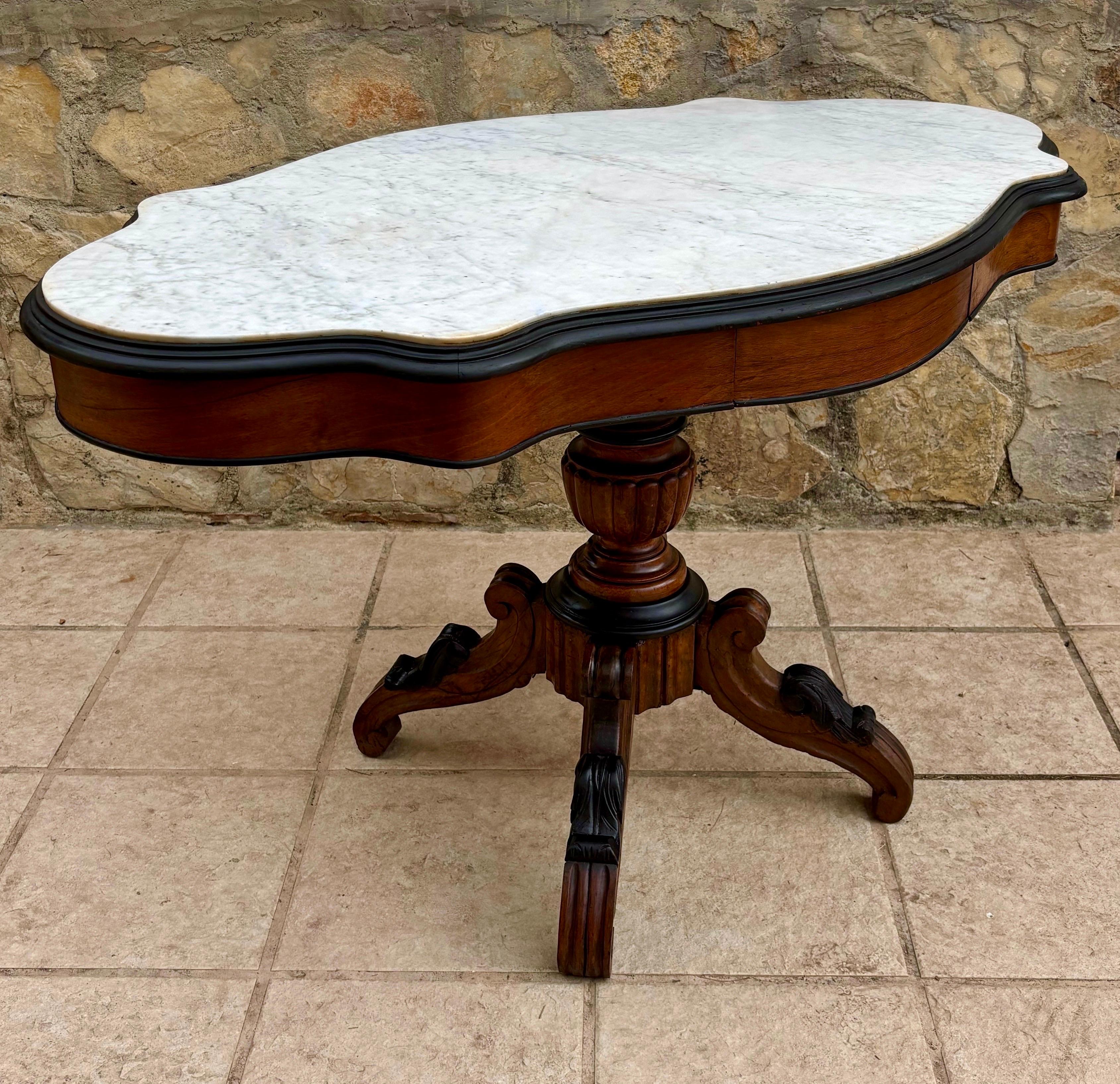 Fait main 19th Century Rococo Revival Walnut Center Table with Shaped Marble Top en vente
