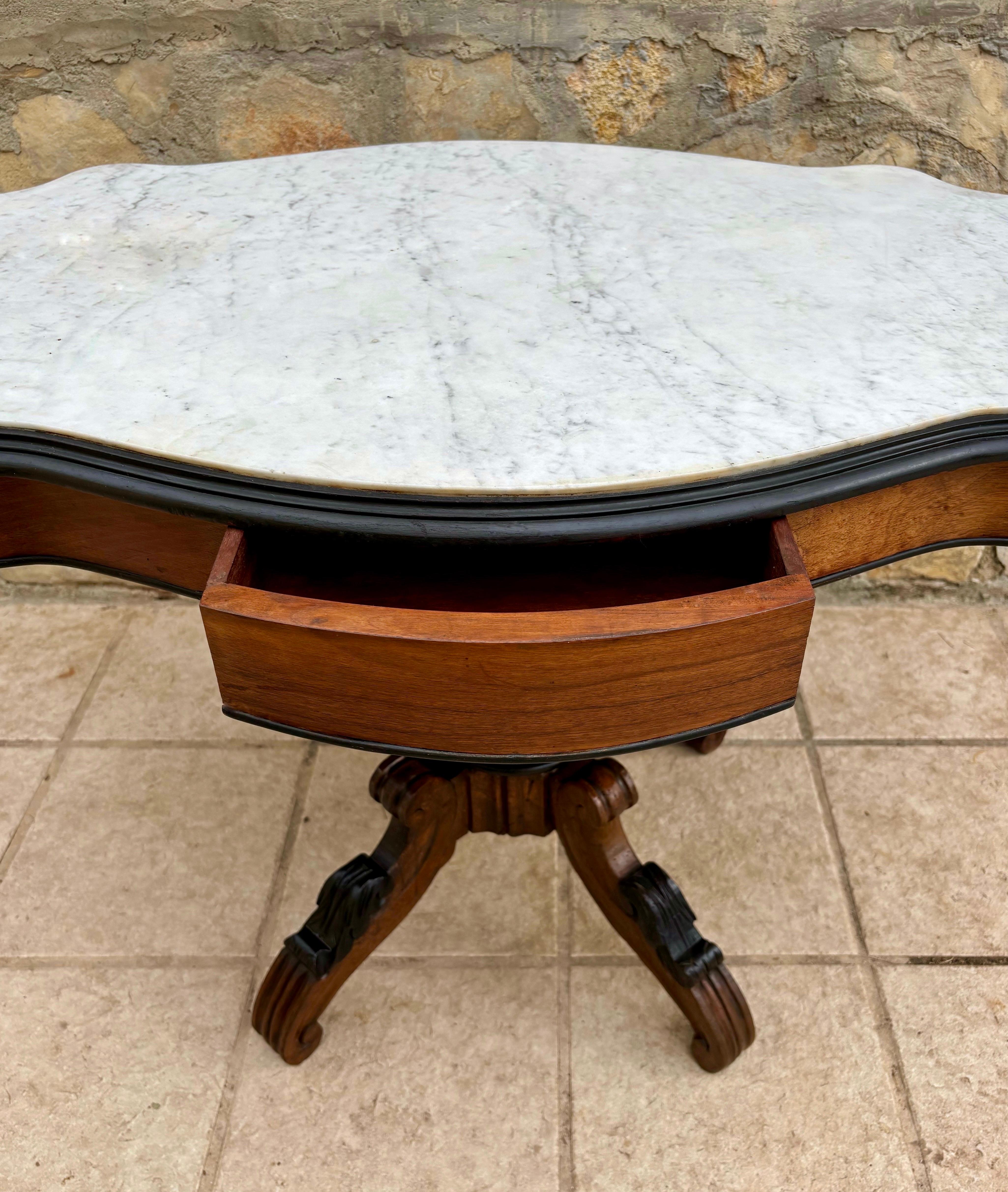 19th Century Rococo Revival Walnut Center Table with Shaped Marble Top Bon état - En vente à BÉTERA, ES