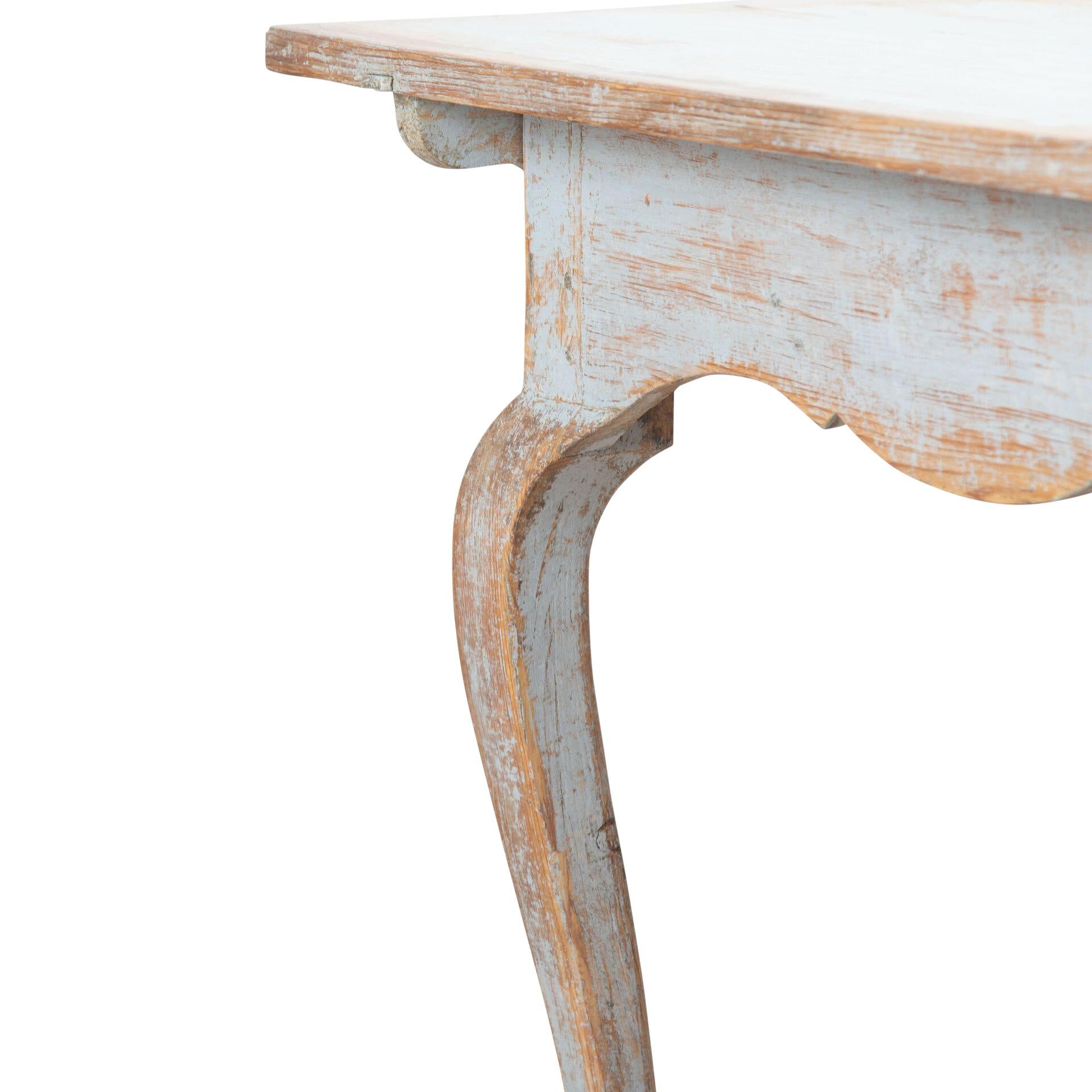 Zeitgenössischer Rokoko-Schreibtisch aus Dalarna Schweden.
Mit dekorativen geschwungenen Beinen und einer einzelnen Schublade.
Neu lackiert in sanftem Hellblau.
