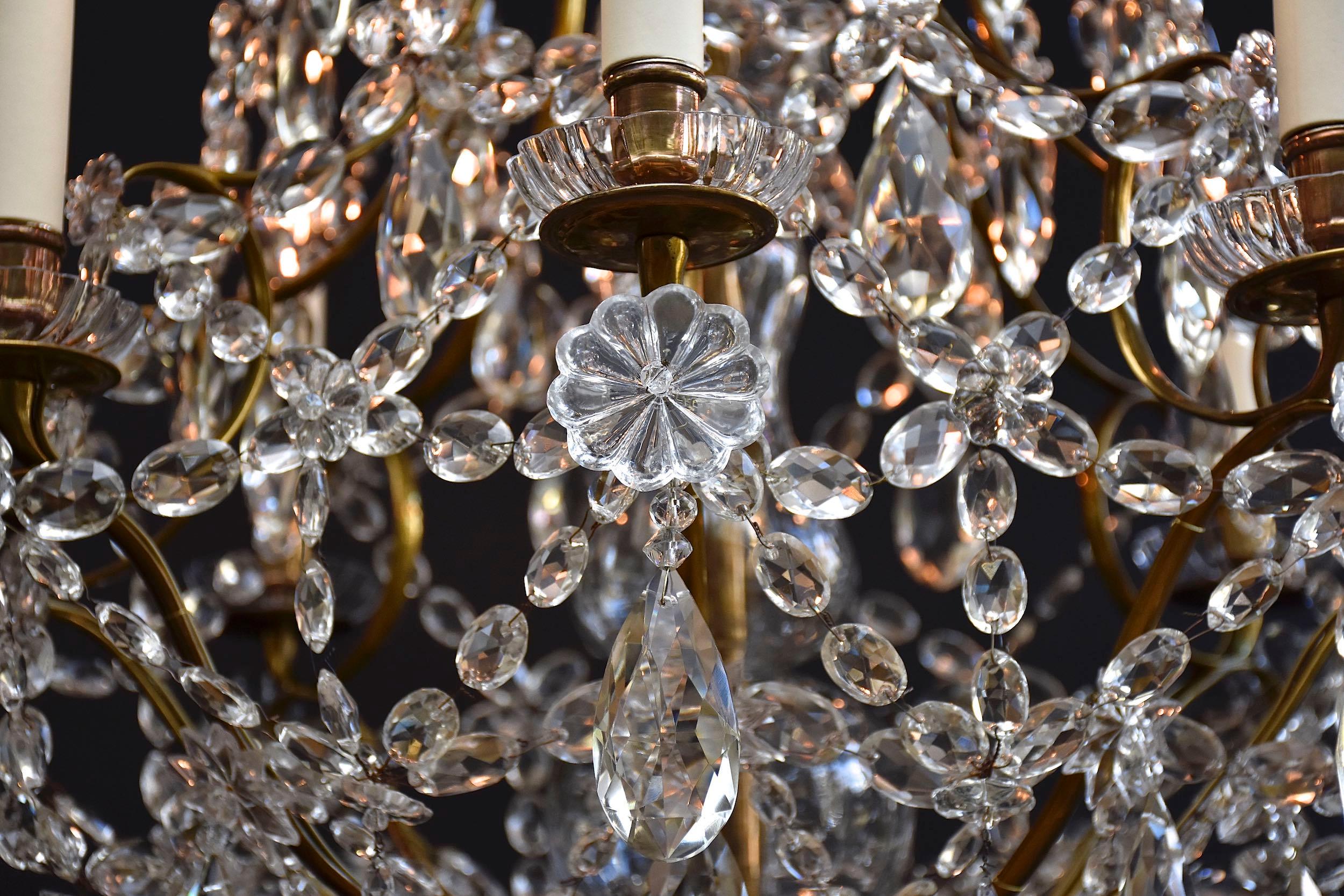 Dorato Lampadario in ottone e cristallo in stile rococò del XIX secolo in vendita