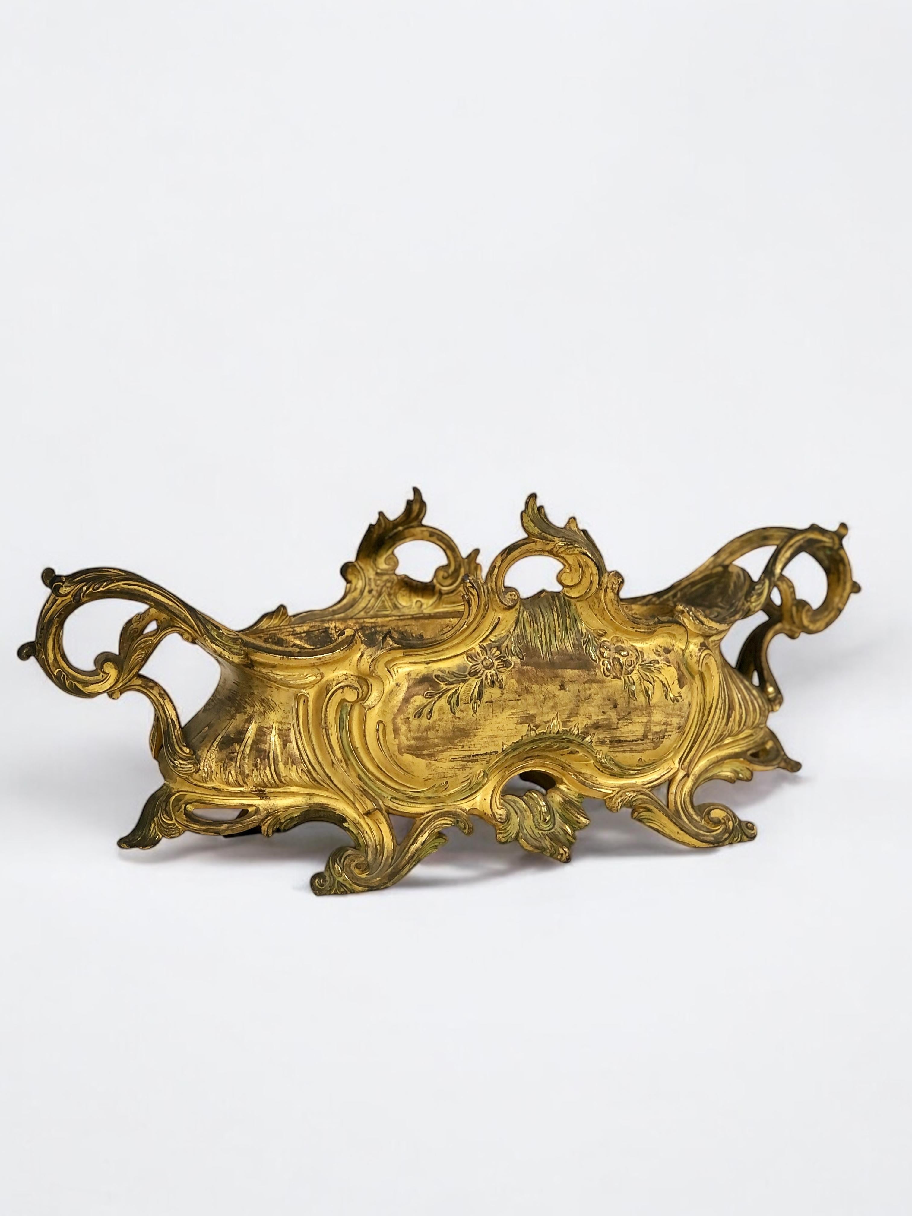 Cette exquise jardinière en bronze doré est un exemple étonnant de l'art décoratif français du XIXe siècle, mettant en valeur l'opulence et l'élégance du style néo-rococo. Finement moulée avec des volutes complexes et des détails ornementaux, la