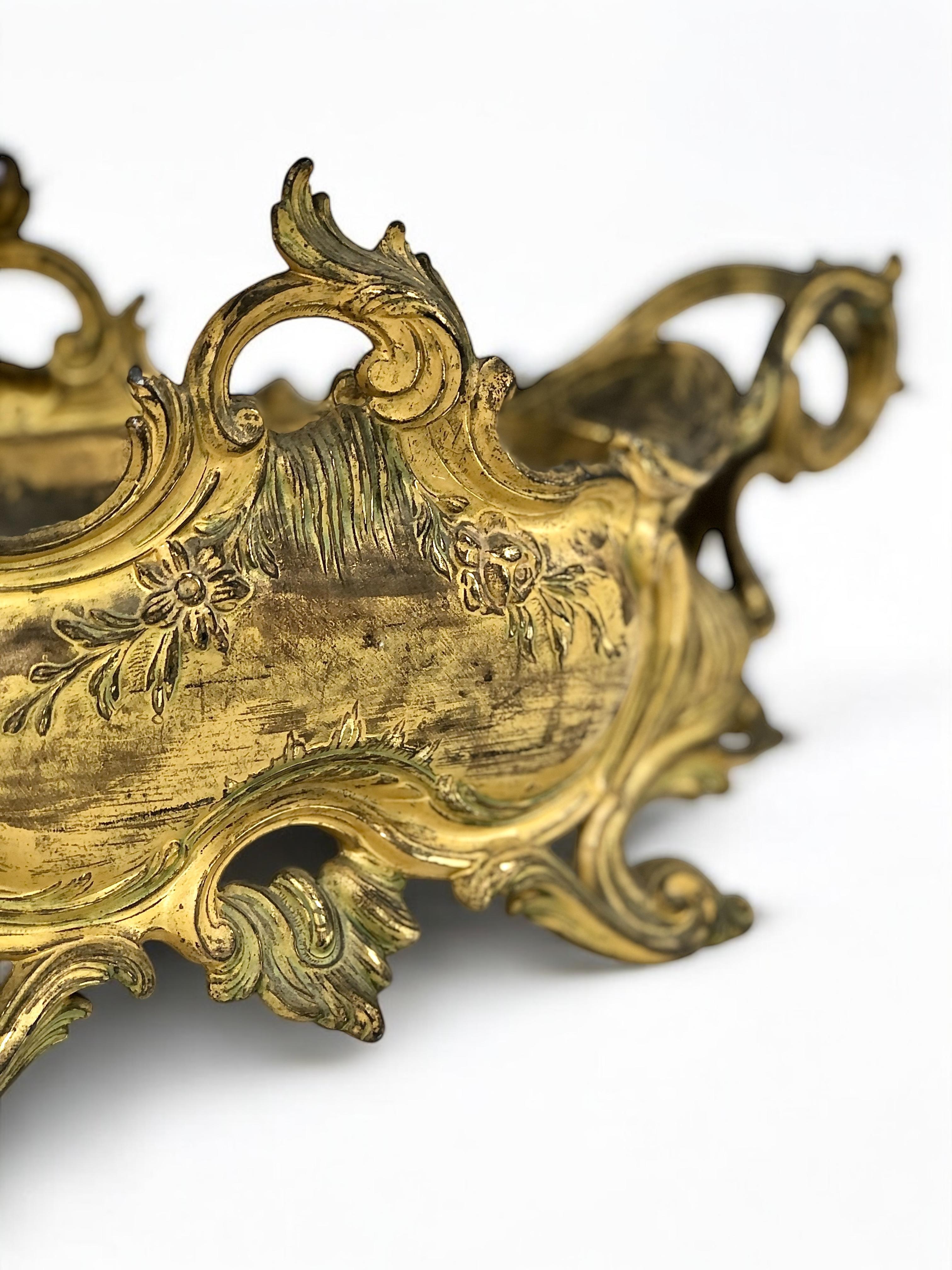 Français Jardinière ou centre de table en bronze doré de style rococo du 19e siècle en vente