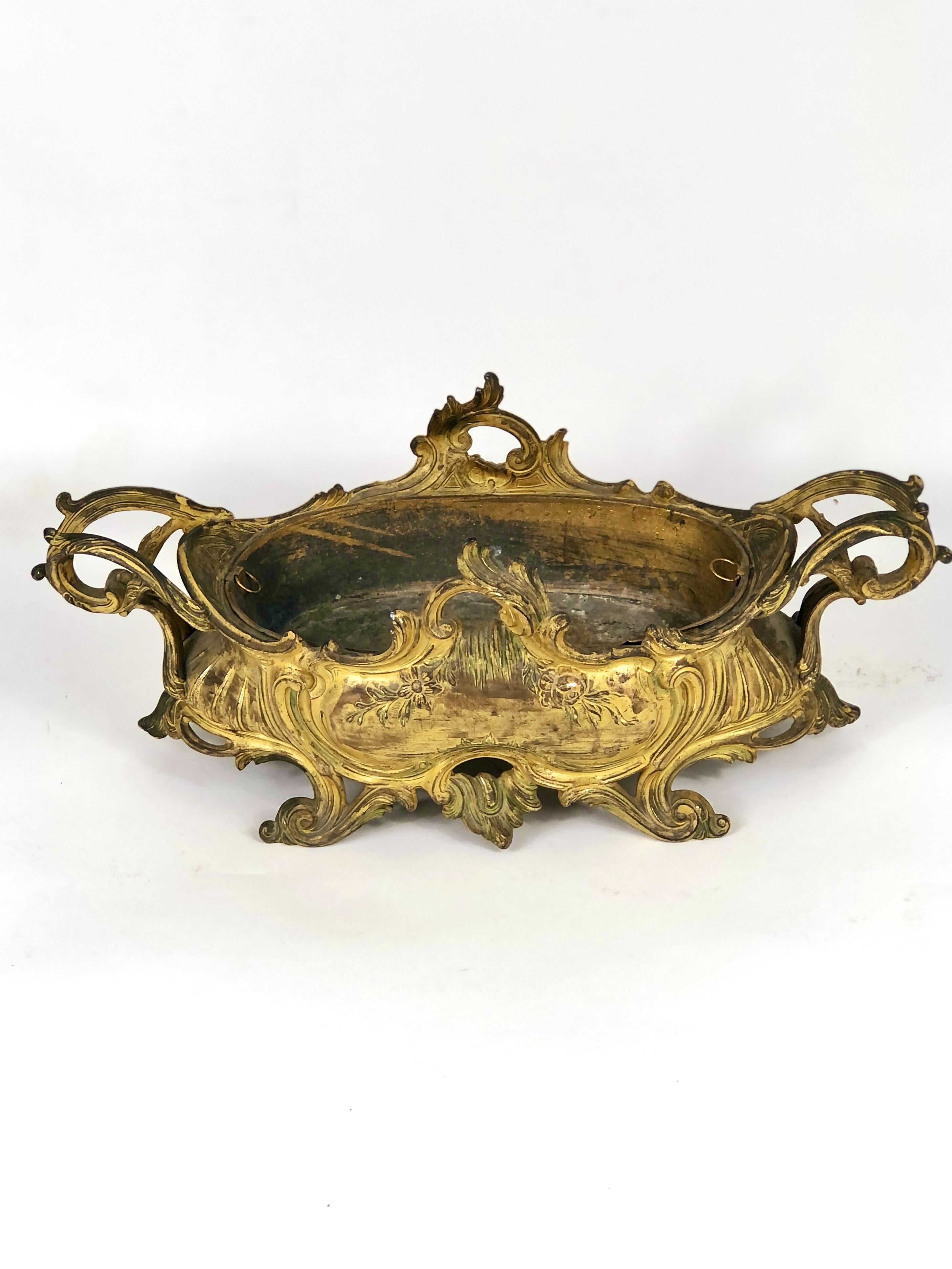 Doré Jardinière ou centre de table en bronze doré de style rococo du 19e siècle en vente
