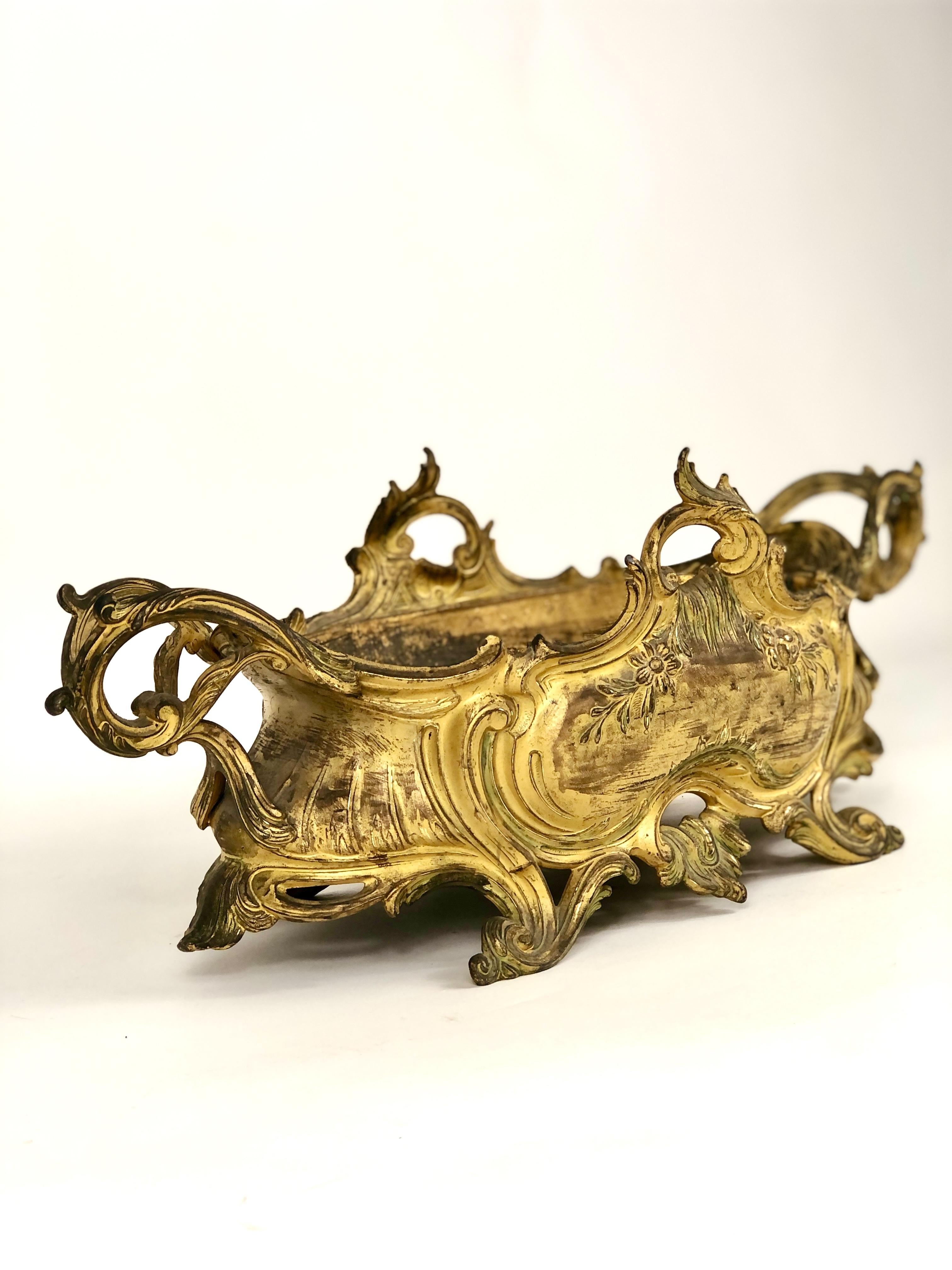 Bronze Jardinière ou centre de table en bronze doré de style rococo du 19e siècle en vente