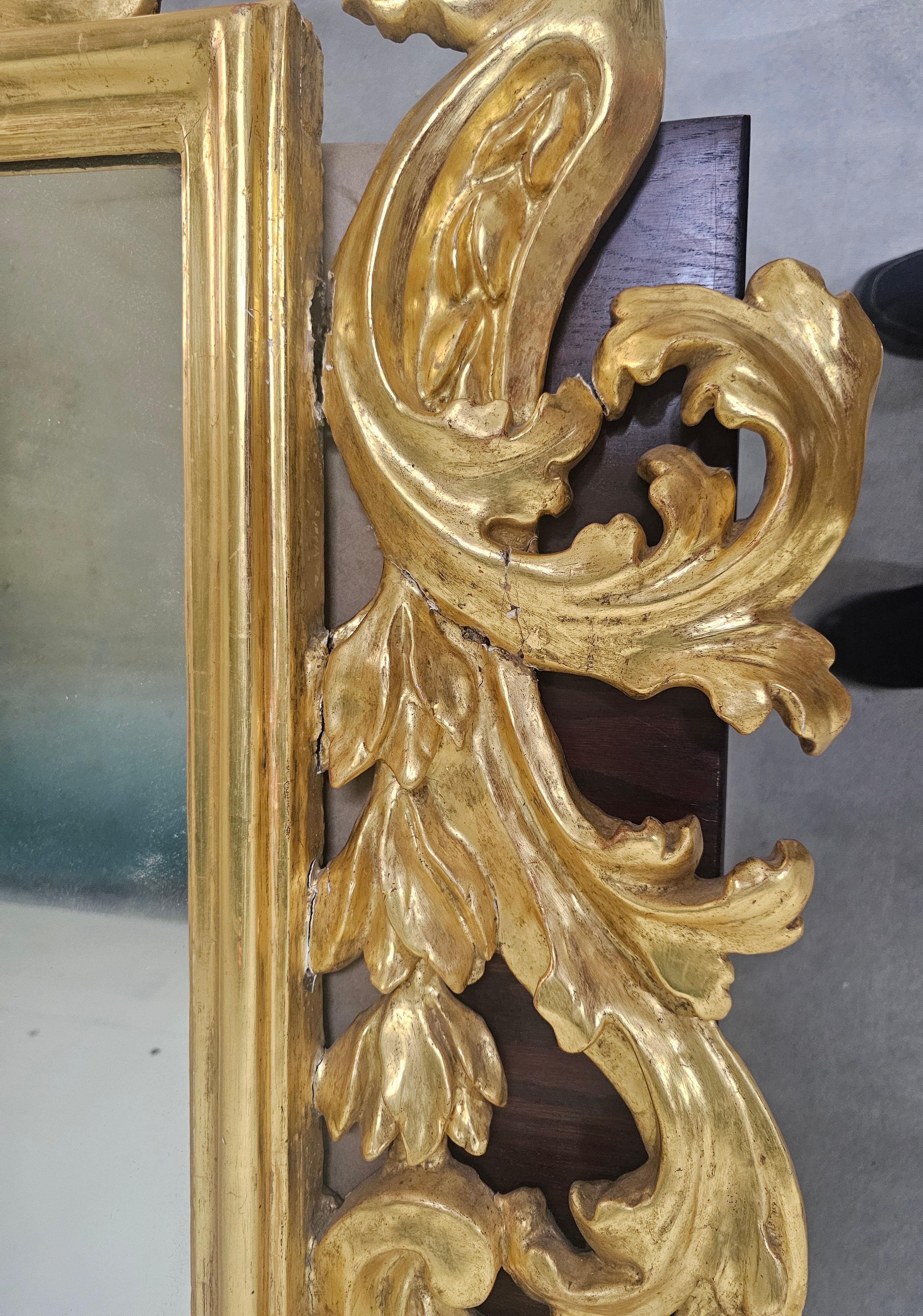 Specchio grande ornato in legno dorato in stile rococò del XIX secolo in vendita 7