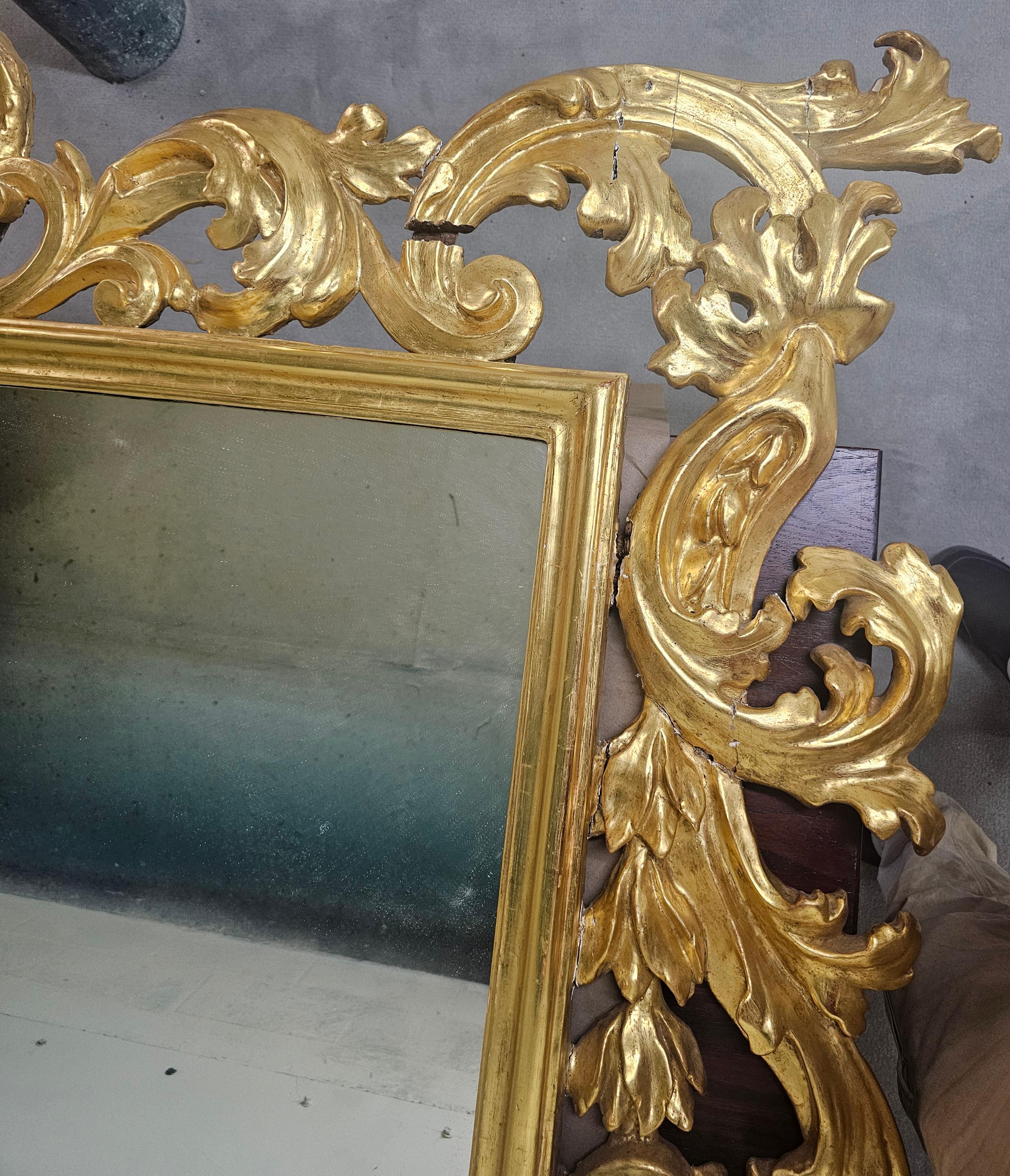 Specchio grande ornato in legno dorato in stile rococò del XIX secolo in vendita 8