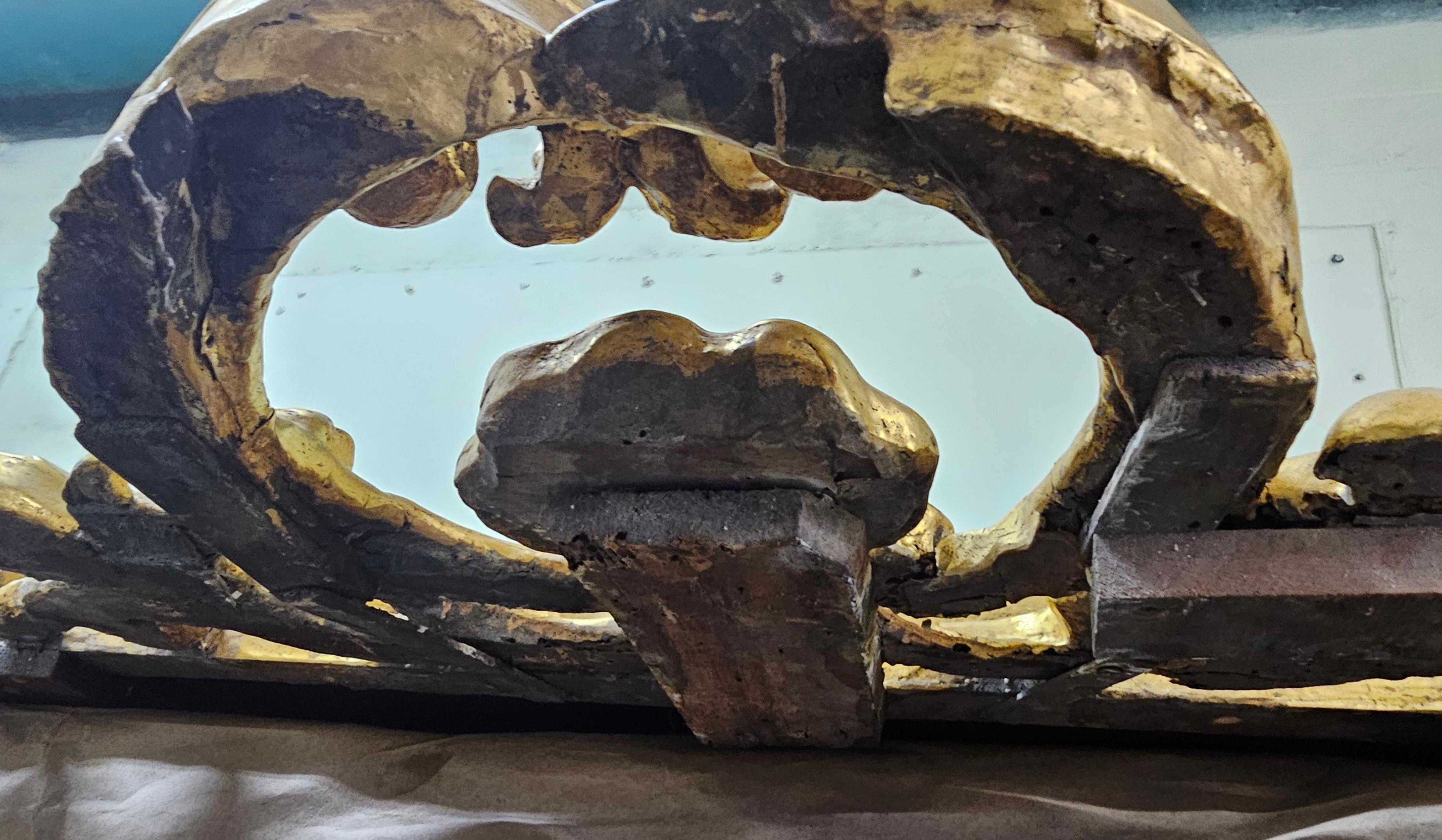 Specchio grande ornato in legno dorato in stile rococò del XIX secolo in vendita 10