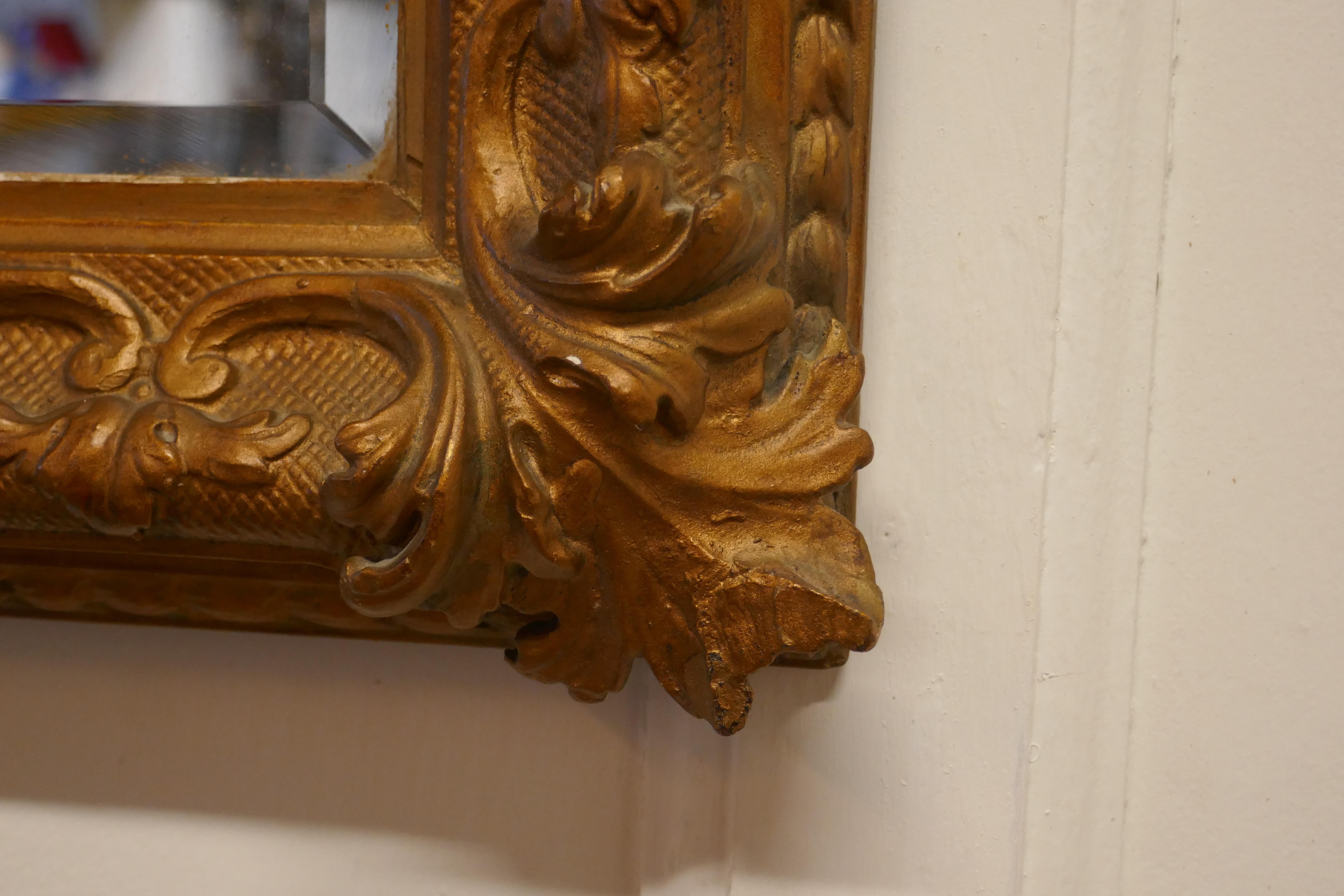 XIXe siècle Miroir mural de style rococo du 19ème siècle en bois doré en vente
