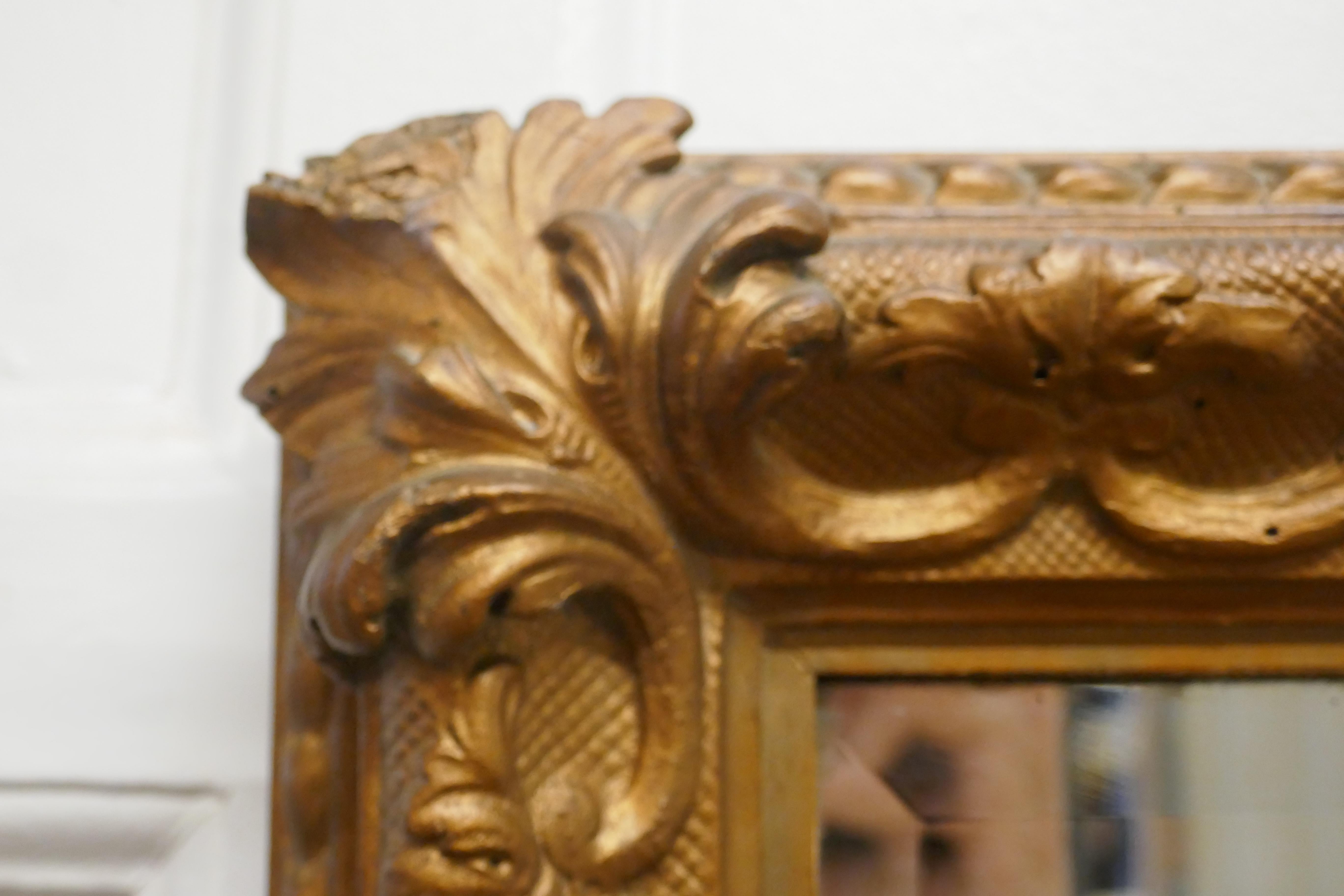 Bois doré Miroir mural de style rococo du 19ème siècle en bois doré en vente