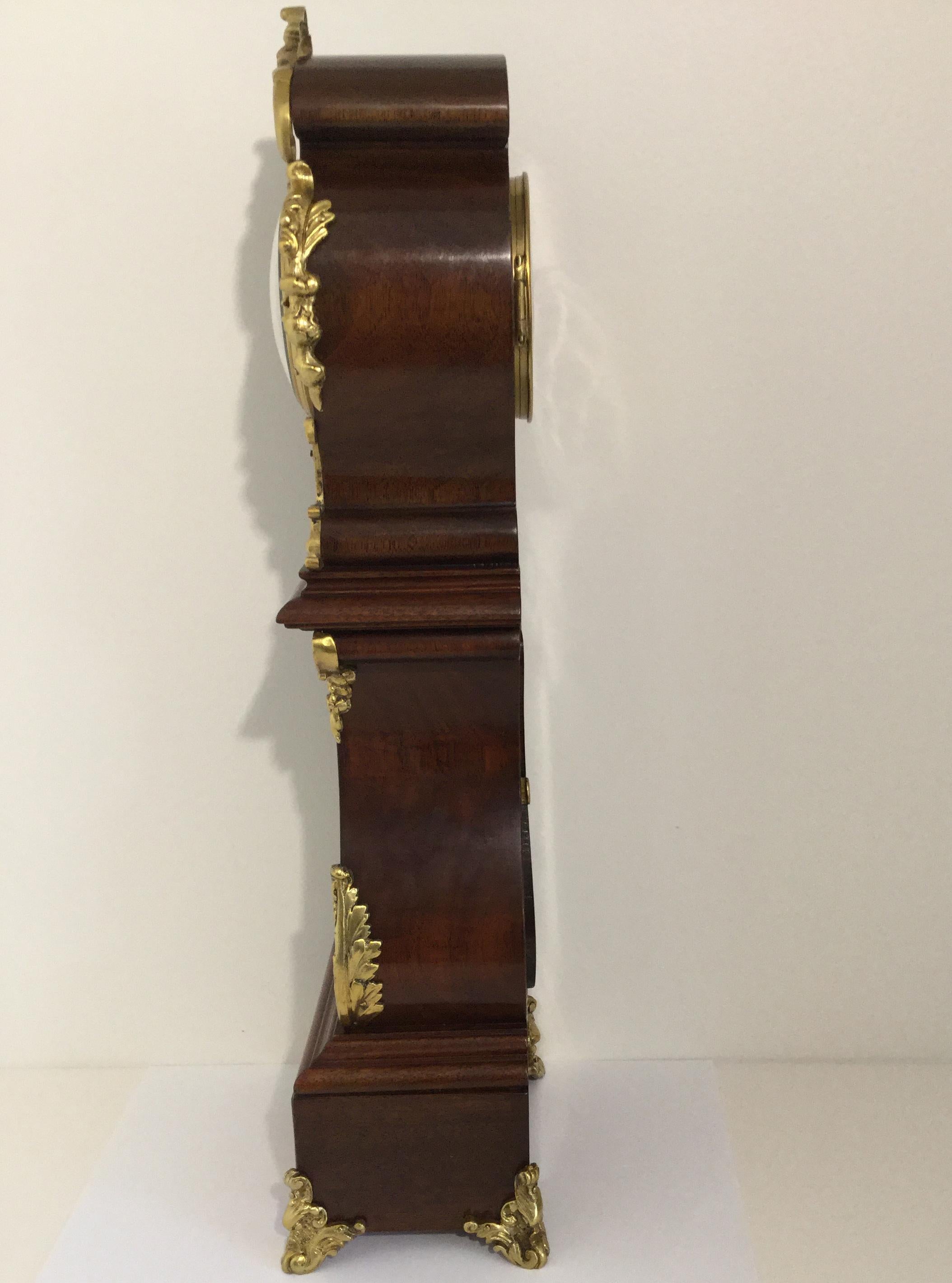 Eine attraktive Miniatur-Standuhr im Rokoko-Stil, um 1870. Das taillierte Gehäuse aus poliertem Mahagoni ist mit dekorativen Messingbeschlägen verziert. Das hochwertige, segmentierte Keramikzifferblatt mit römischen Ziffern und Minutenmarkierungen,