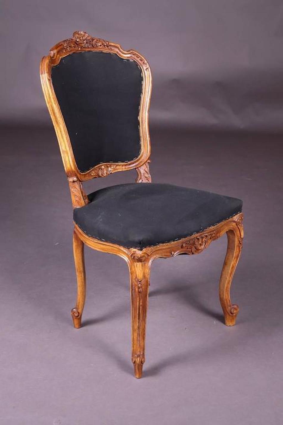 Sedia rococò in noce, 1870 circa
Noce massiccio. Corpo riccamente ornato su gambe ricurve.

(C-121).