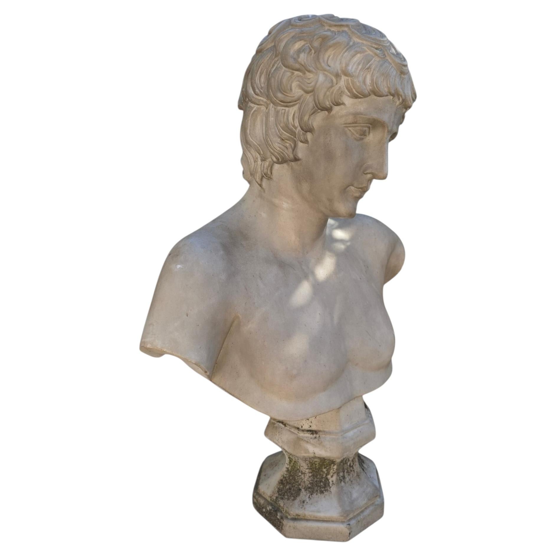 Buste en marbre d'Antinoüs, de l'école romaine du XIXe siècle