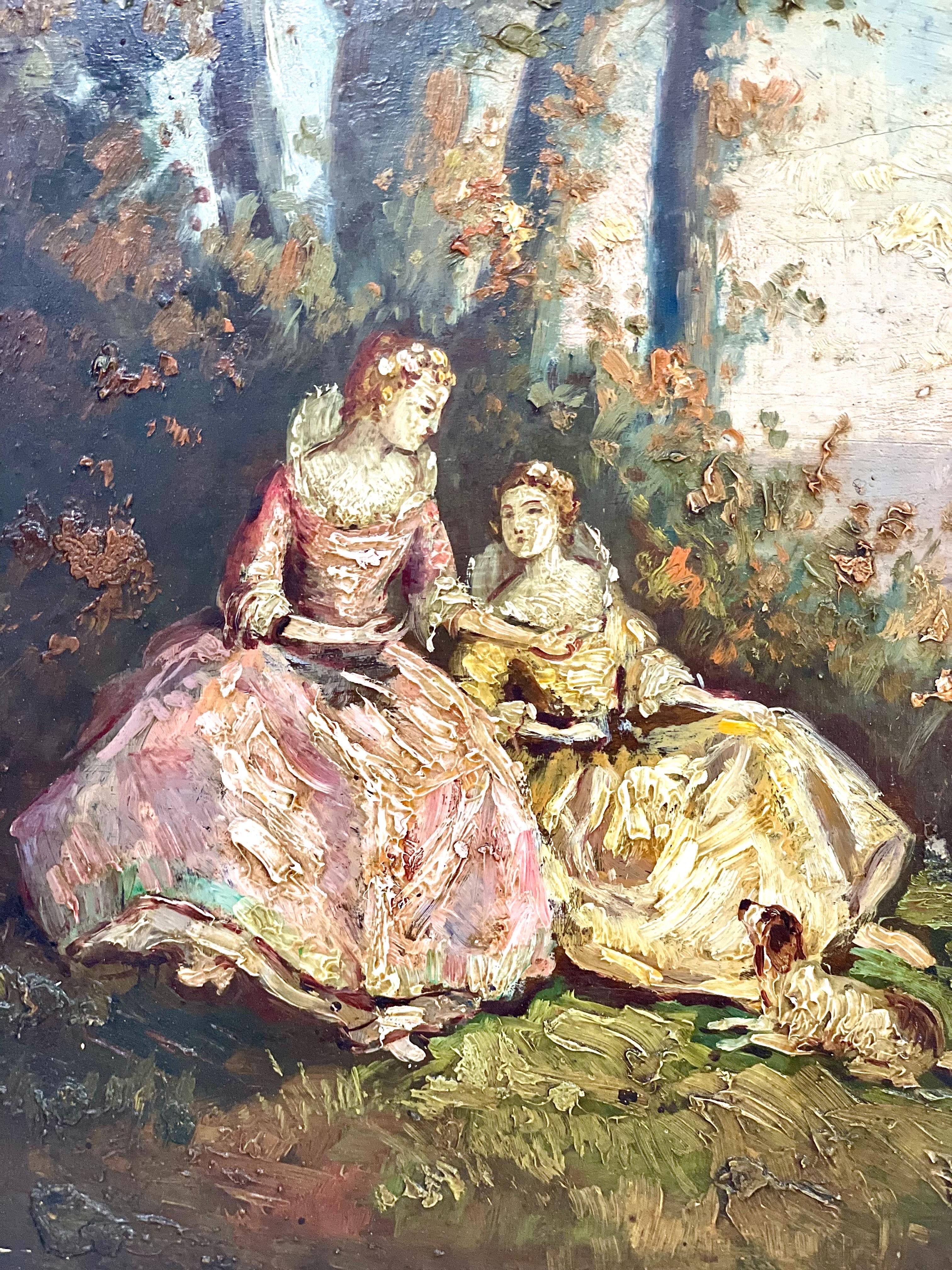 Este delicioso óleo sobre tabla del siglo XIX presenta una escena íntima y romántica al aire libre, en la que aparecen dos refinadas damas vestidas con voluminosos vestidos, sentadas en el campo, cerca de la orilla de un tranquilo río. Las figuras