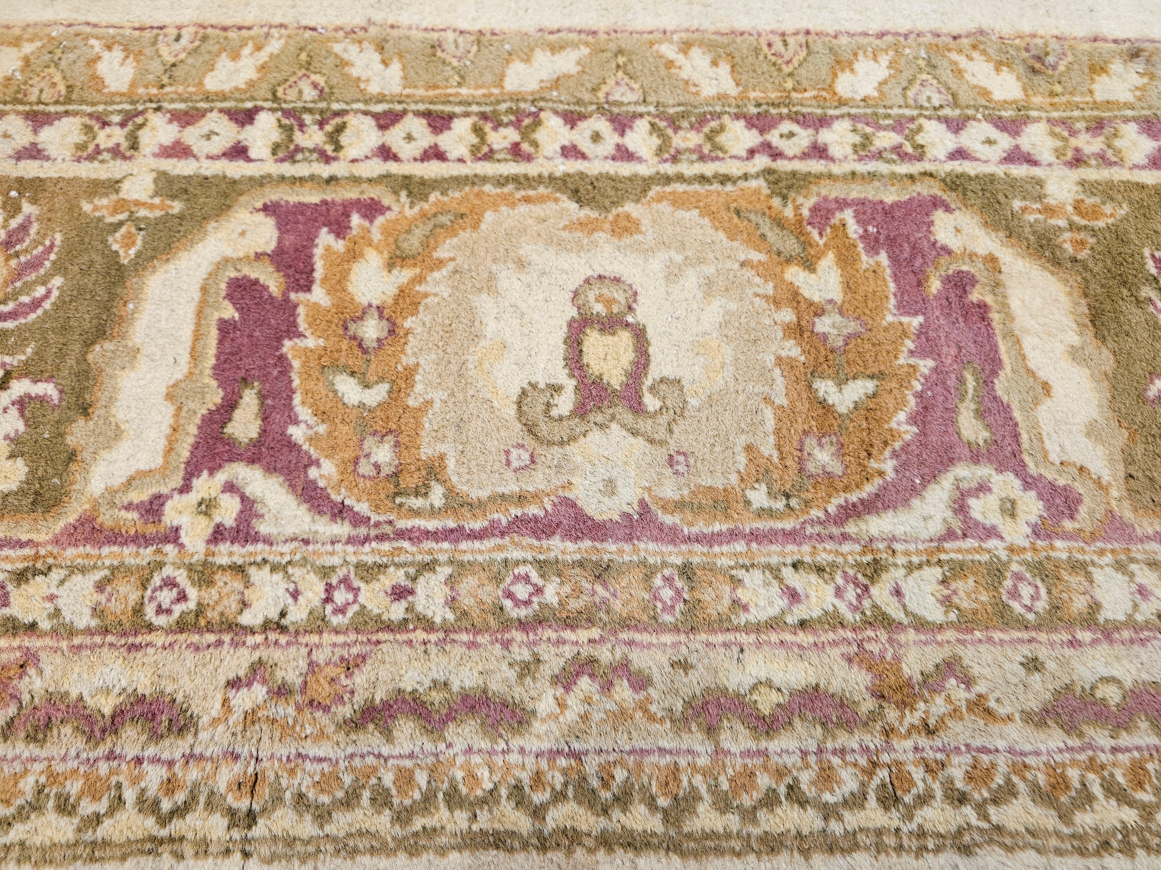 Tappeto indiano Amritsar del 19° secolo in avorio, verde lime, marrone e rosa in vendita 3