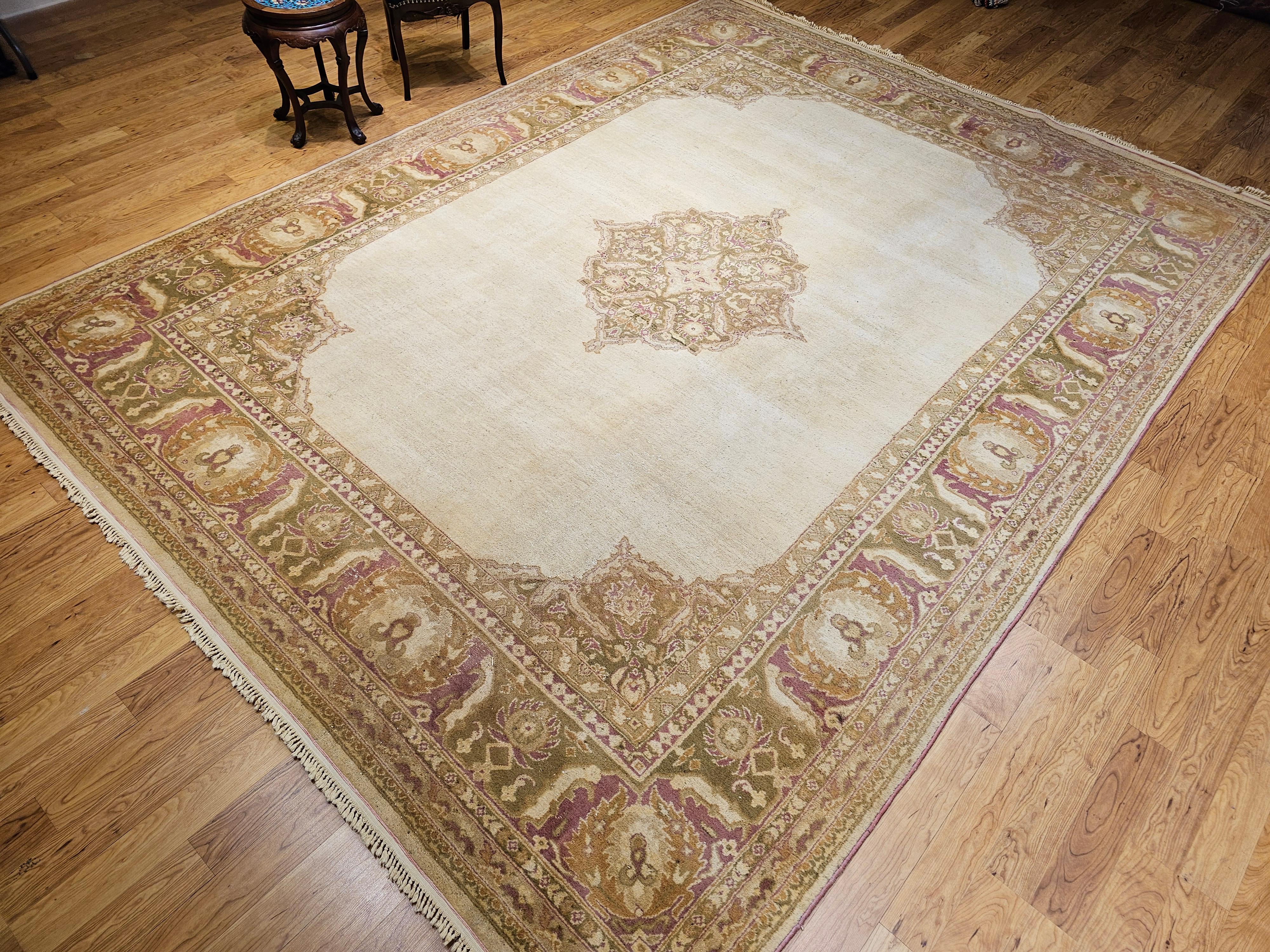 Tappeto indiano Amritsar del 19° secolo in avorio, verde lime, marrone e rosa in vendita 8