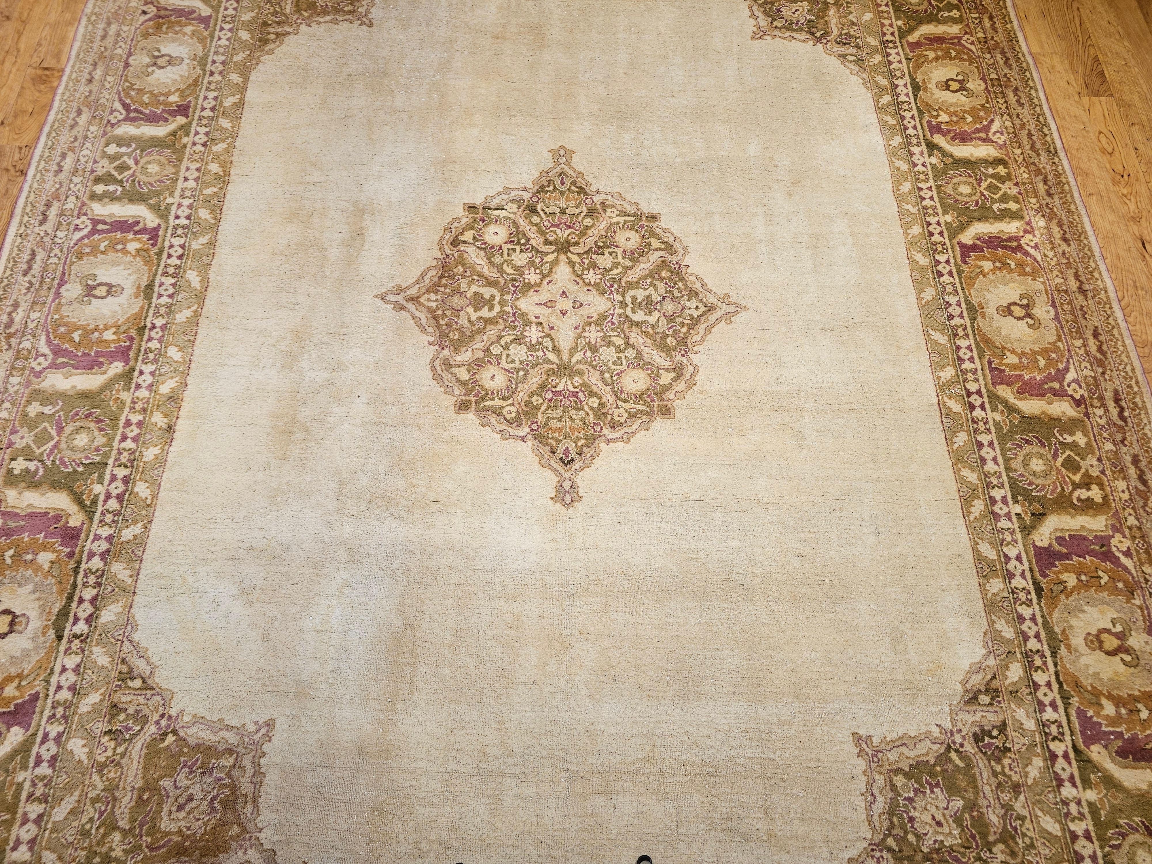 Tintura vegetale Tappeto indiano Amritsar del 19° secolo in avorio, verde lime, marrone e rosa in vendita