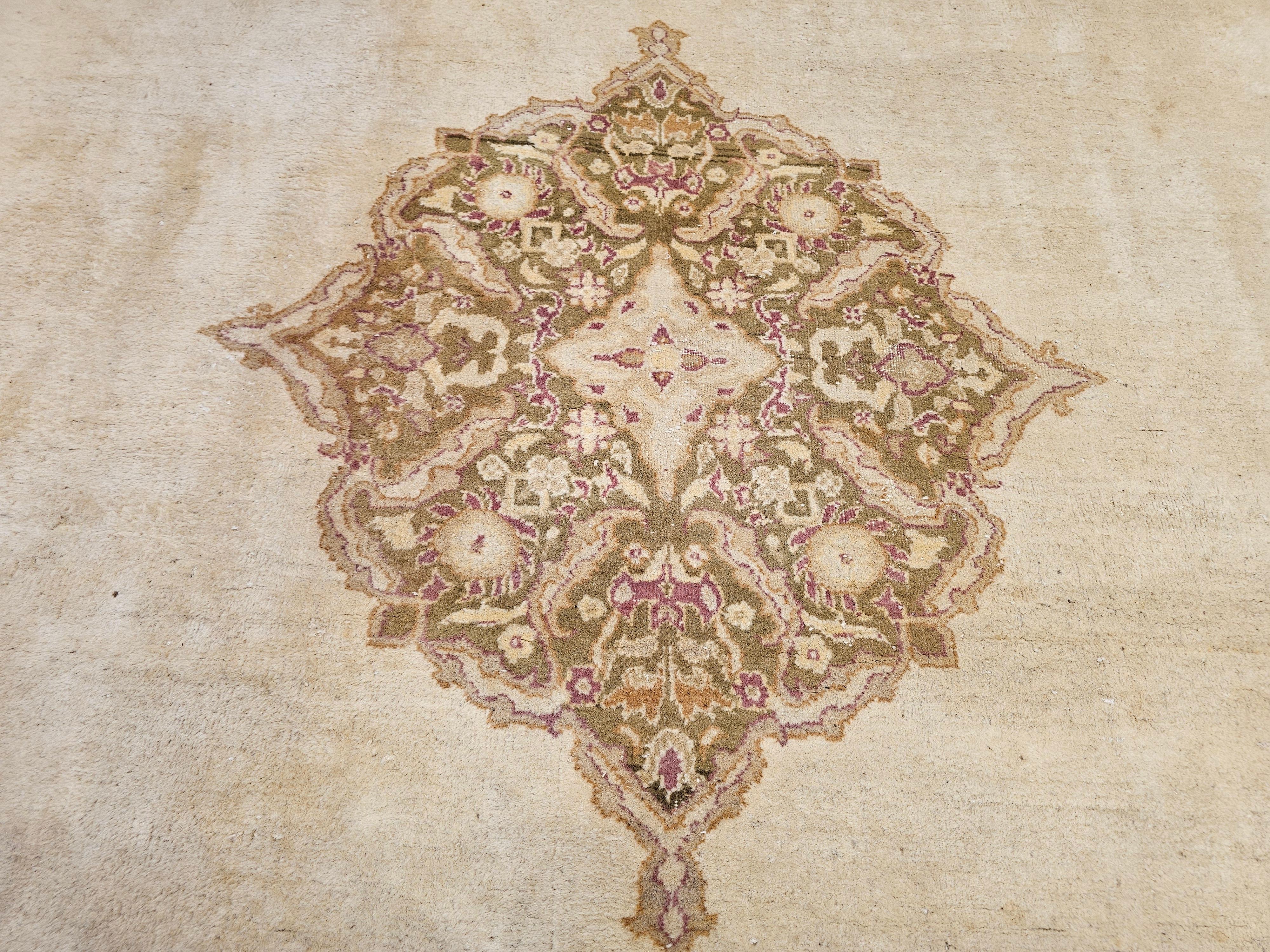 Tappeto indiano Amritsar del 19° secolo in avorio, verde lime, marrone e rosa in vendita 1