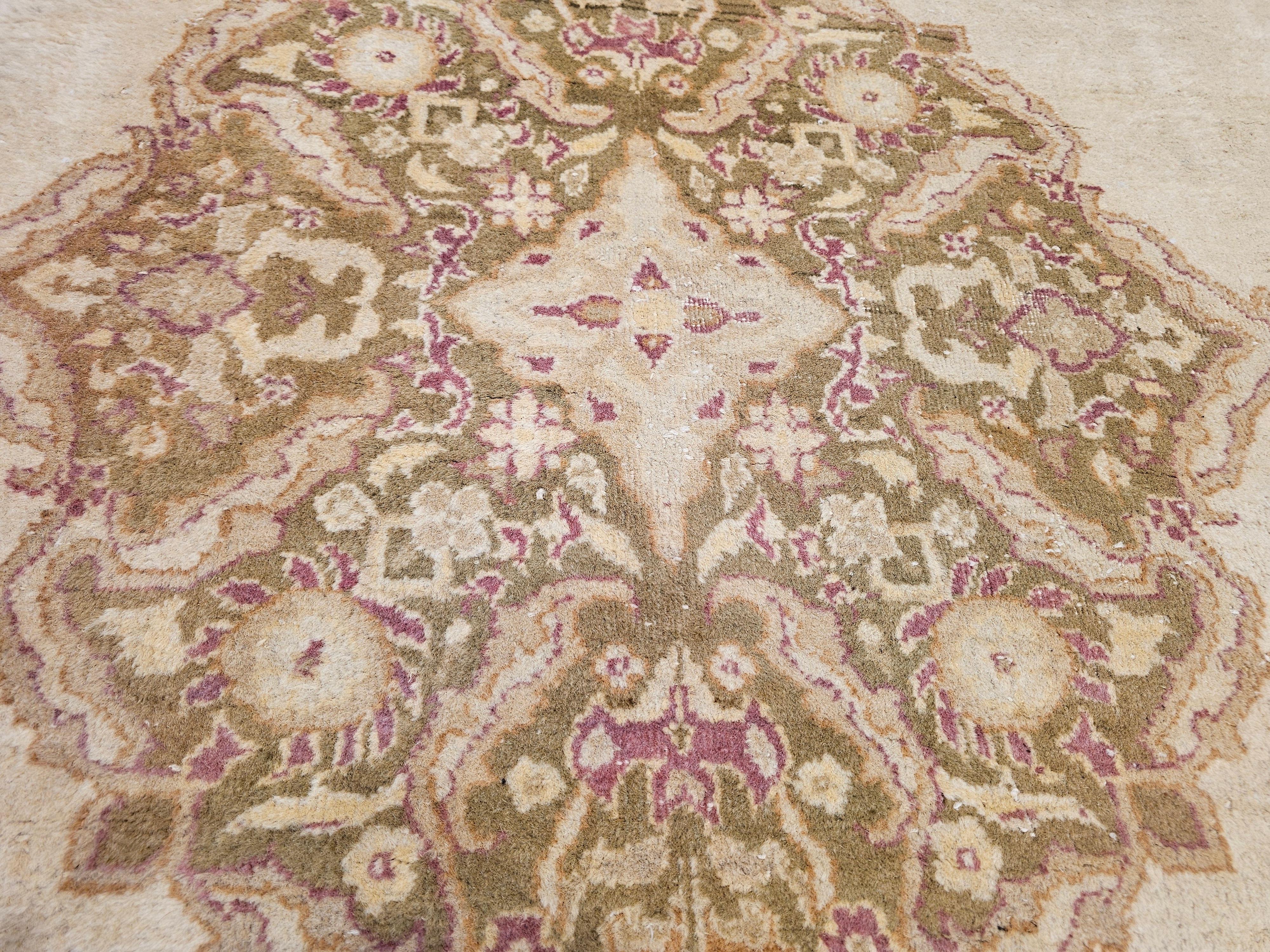 Tappeto indiano Amritsar del 19° secolo in avorio, verde lime, marrone e rosa in vendita 2