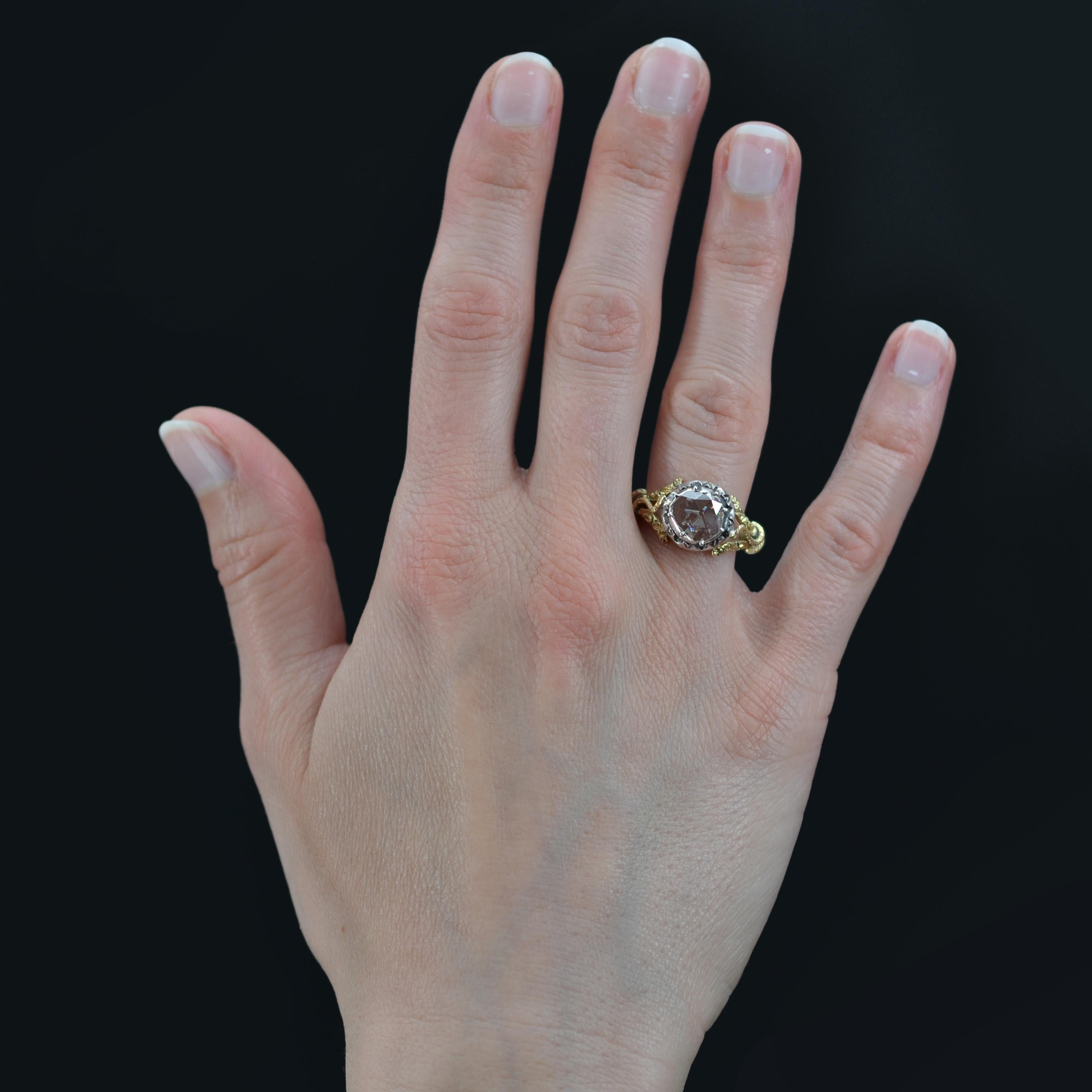 Ring in 18 karat yellow gold.
Antique ring, it is closed set on its top of an important rose- cut diamond. The setting is delicately chased and the departure of the ring presents a winding of chased gold threads.
Weight of the diamond : 0,74 carat