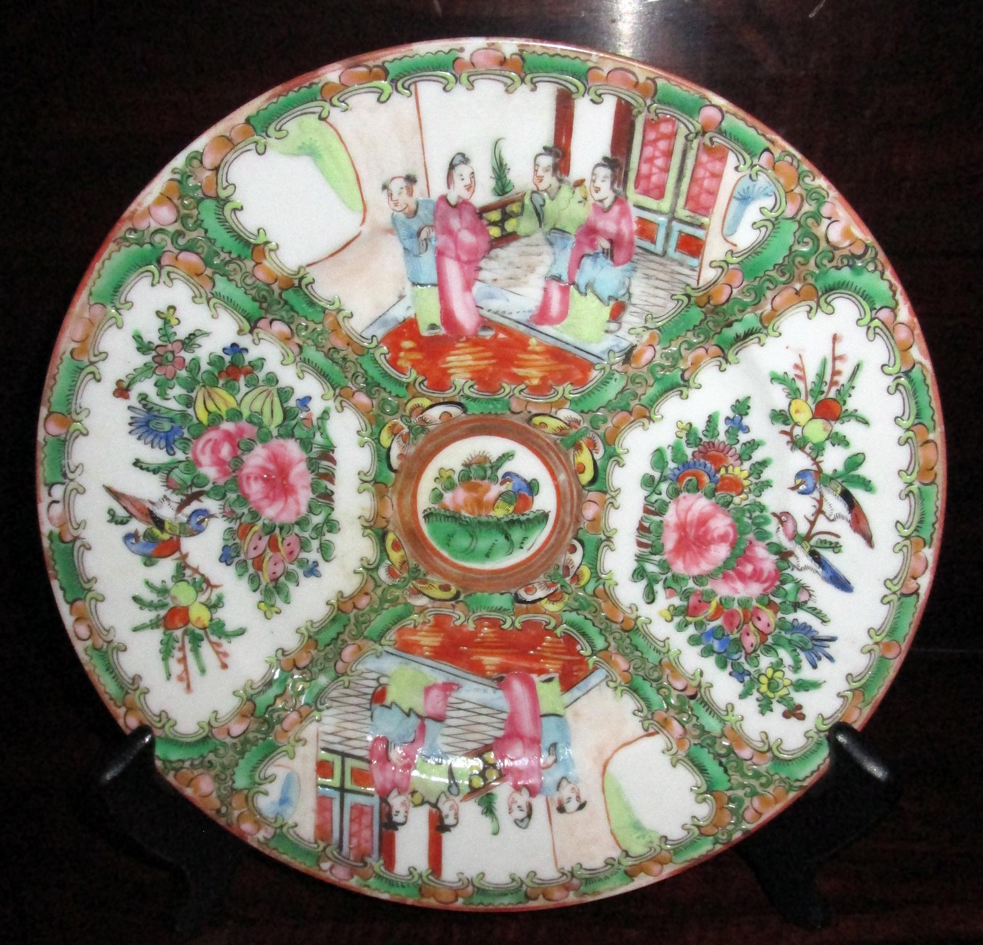 19th century Rose Medallion Chinese Export Plate Set of Four In Good Condition In Savannah, GA