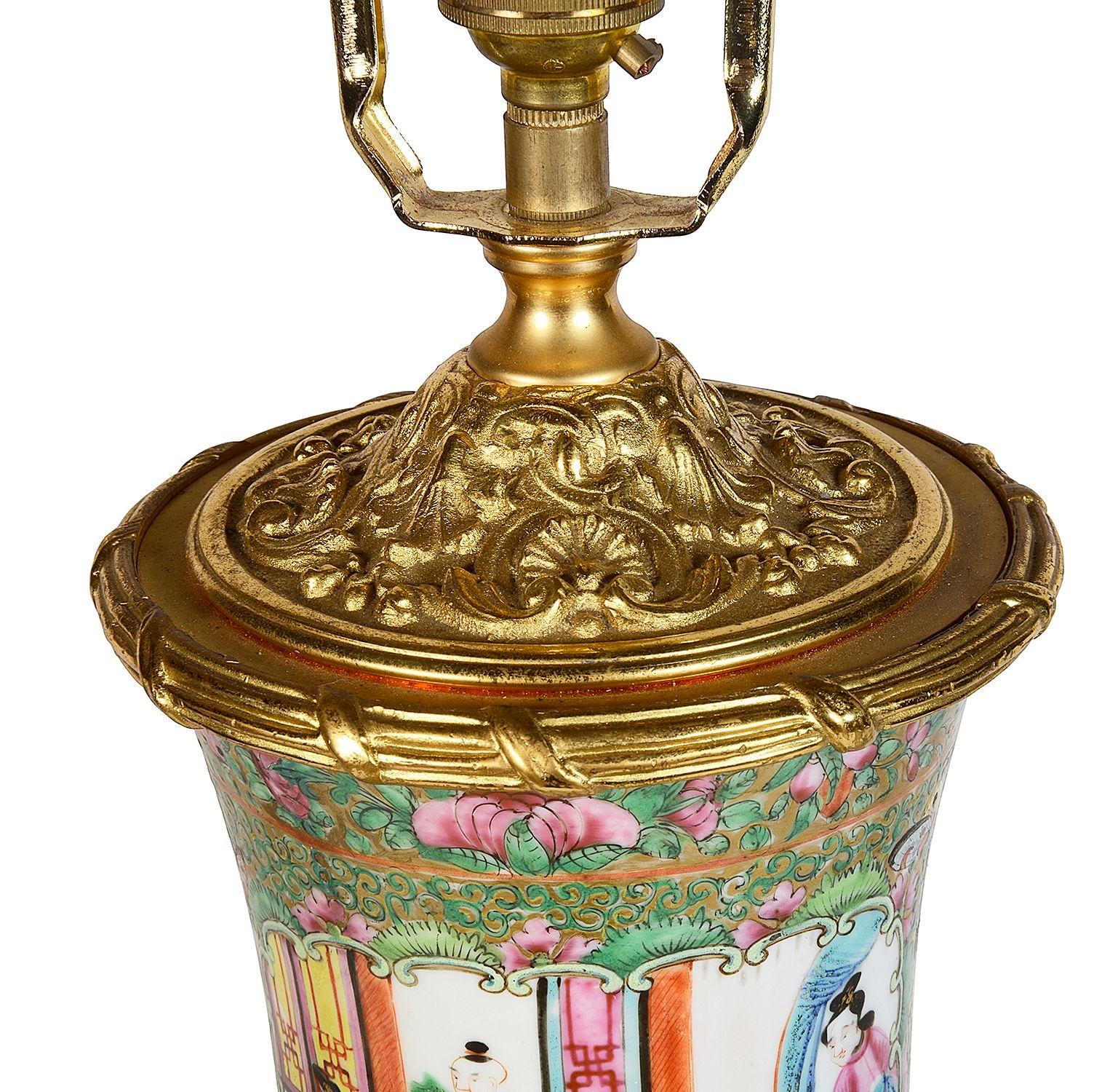 Exportation chinoise Lampe à médaillon en forme de rose du 19e siècle. en vente