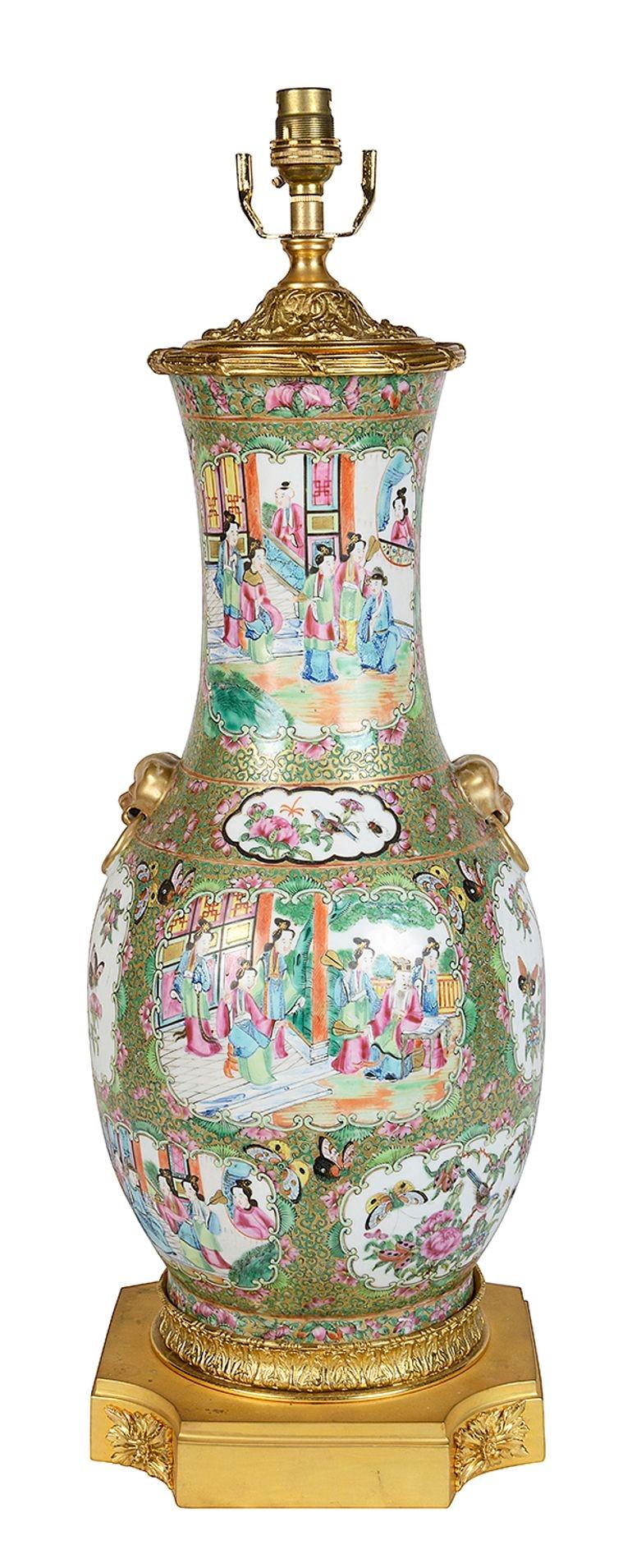 Porcelaine Lampe à médaillon en forme de rose du 19e siècle. en vente
