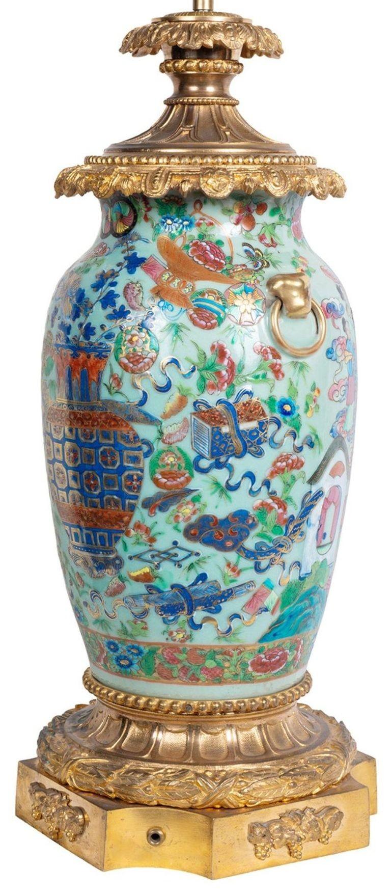 Rosenmedaillon-Vase/Lampe mit Goldbronze-Montierung aus dem 19. Jahrhundert (Chinesisch)