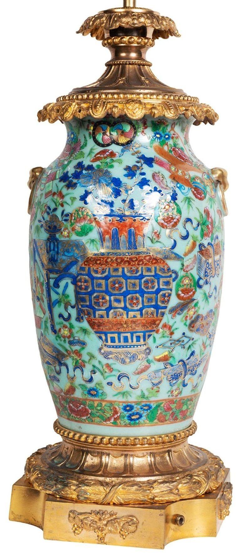 Rosenmedaillon-Vase/Lampe mit Goldbronze-Montierung aus dem 19. Jahrhundert (Handbemalt)