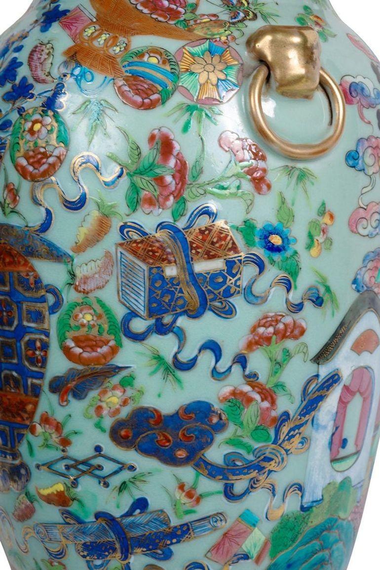 Rosenmedaillon-Vase/Lampe mit Goldbronze-Montierung aus dem 19. Jahrhundert (Porzellan)