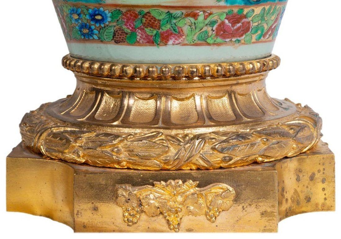 Rosenmedaillon-Vase/Lampe mit Goldbronze-Montierung aus dem 19. Jahrhundert 2