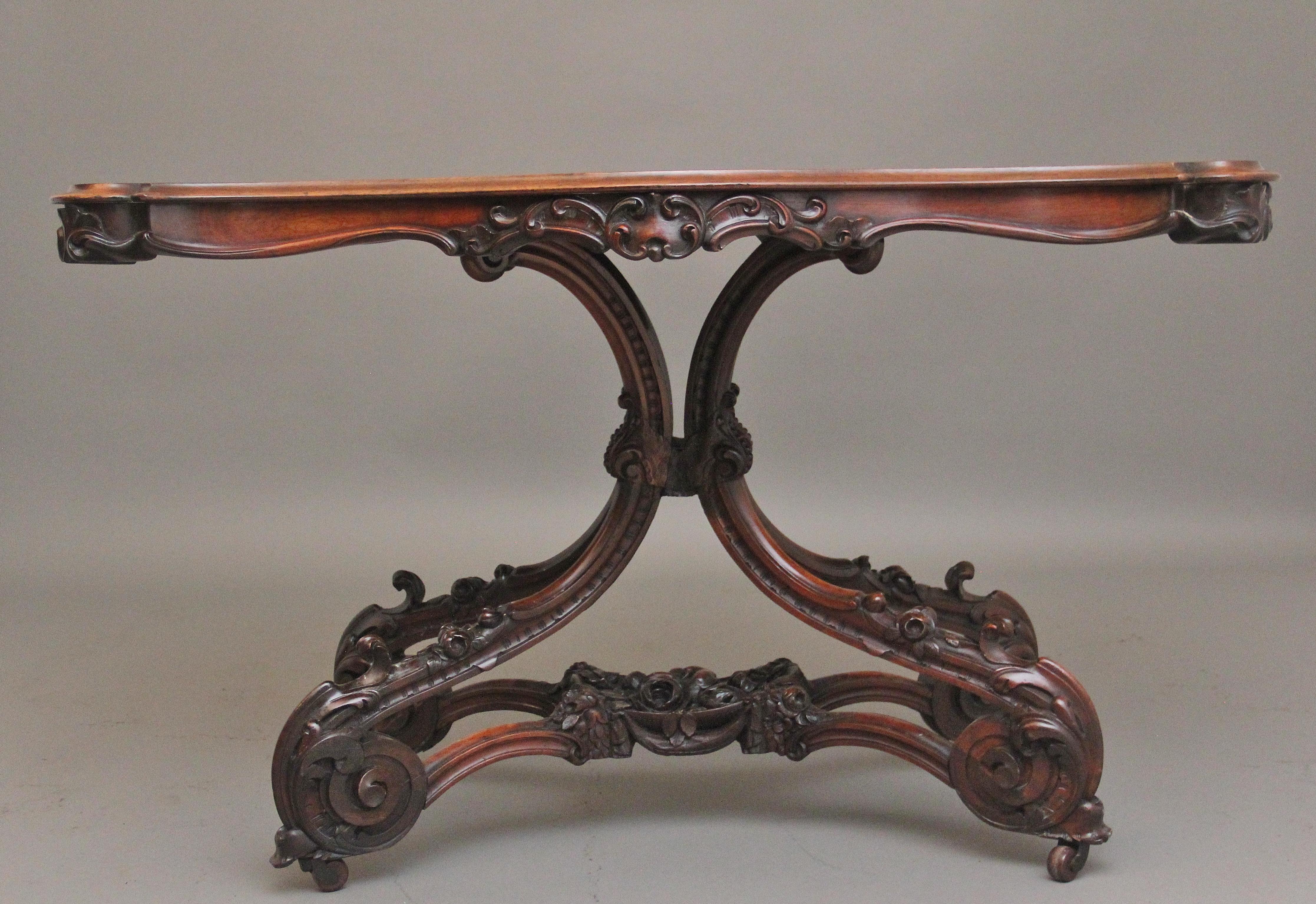 Mesa de centro de palisandro del siglo XIX Mediados del siglo XIX en venta